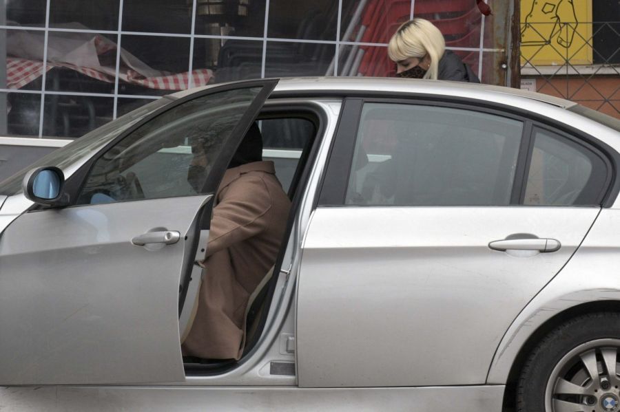 Aunque intentaron despistar a los fotógrafos, ella regresó en el auto con él. (Fotos: Guacamouly.com)