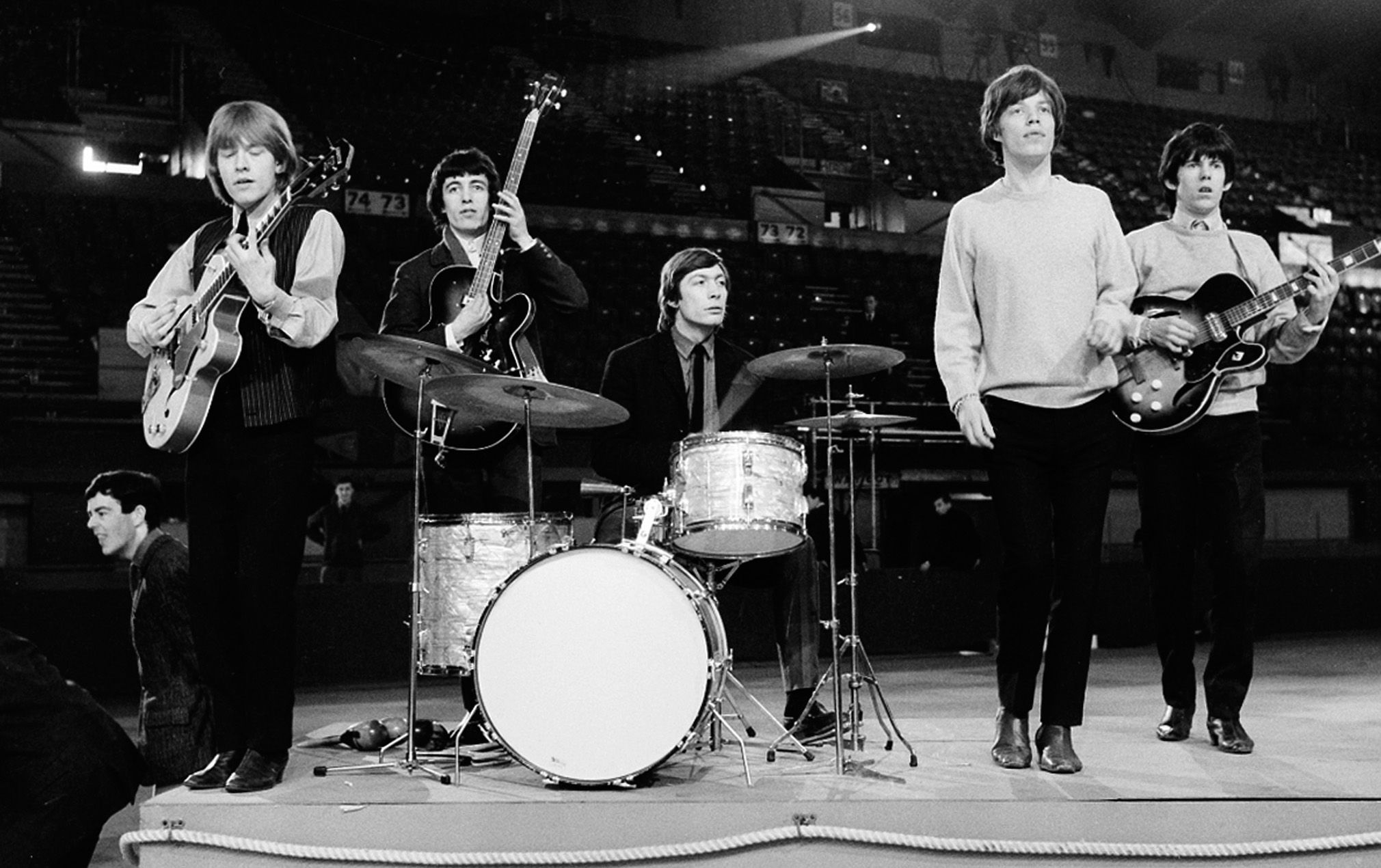 Brian Jones, el primero de la izquierda, en un ensayo en 1964 (Foto-AP).