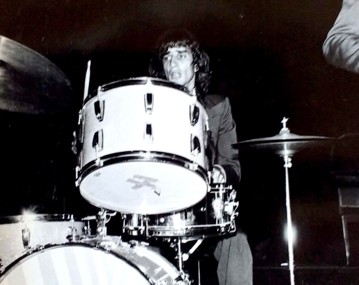 Mario Serra, tocando en Las Violetas (Foto: Zorn productions)).