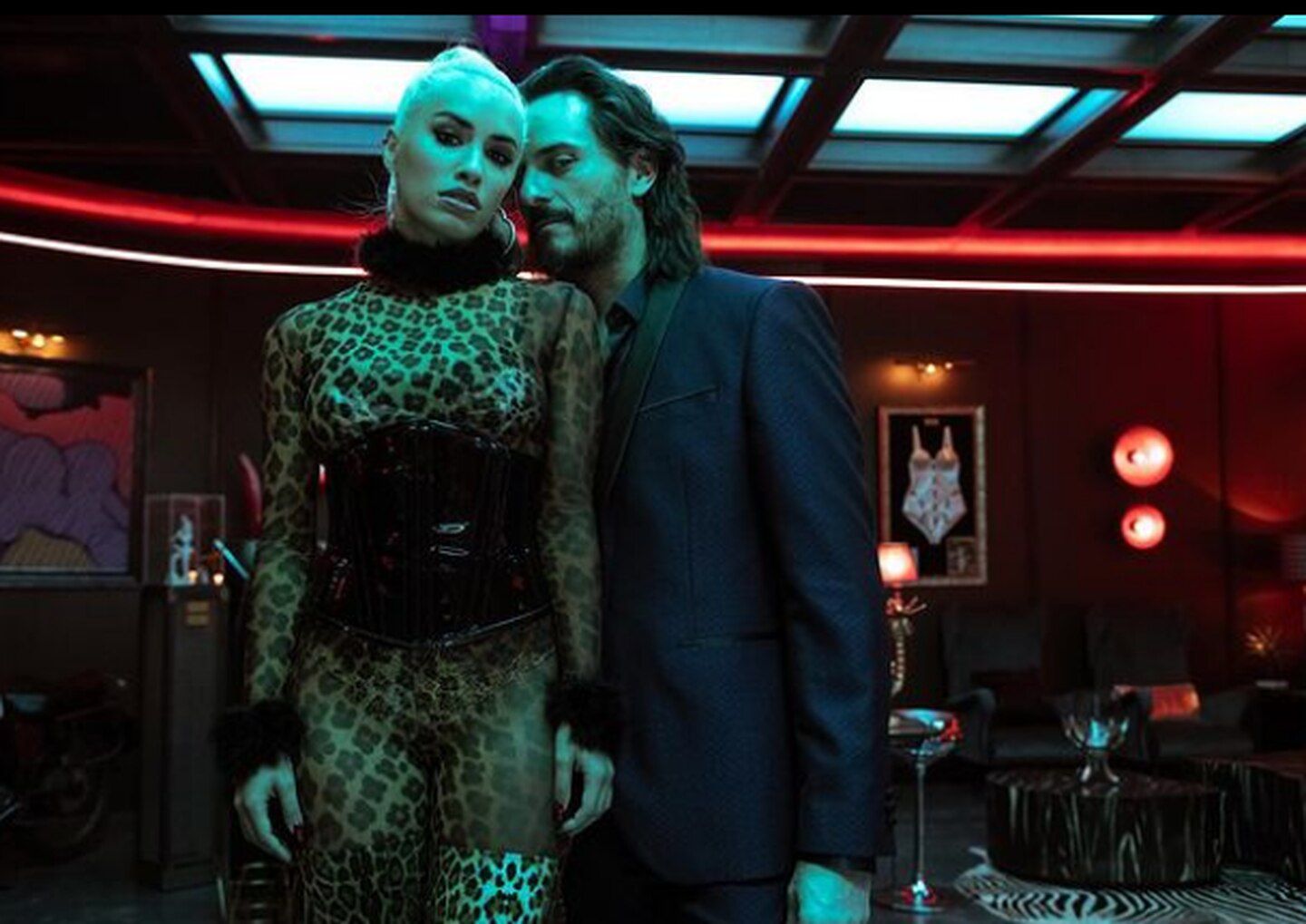 La actriz posó junto a uno de los villanos de la serie. (Foto: Instagram)