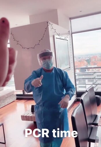 Camilo grabó un video agradeciéndole al personal de salud que fue a su departamento. (Foto: Captura Instagram)