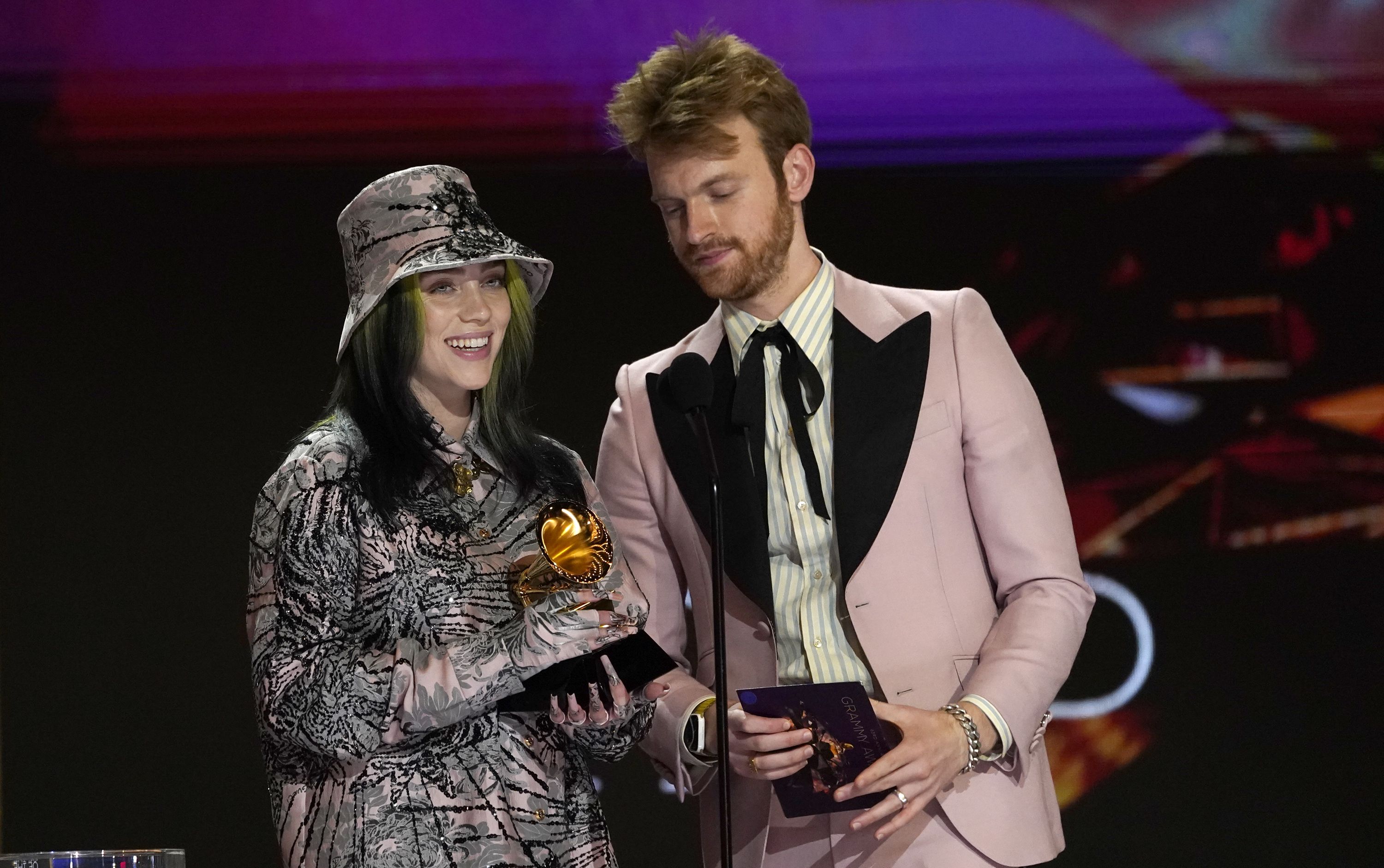 Billie Eilish, izquierda, y Finneas reciben el Grammy a la grabación del año por "Everything I Wanted" el domingo 14 de marzo de 2021 en Los Angeles. (AP Foto/Chris Pizzello)