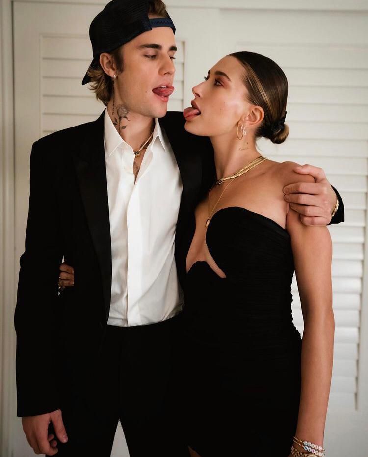 Hailey y Justin Bieber con sus looks para Año Nuevo.