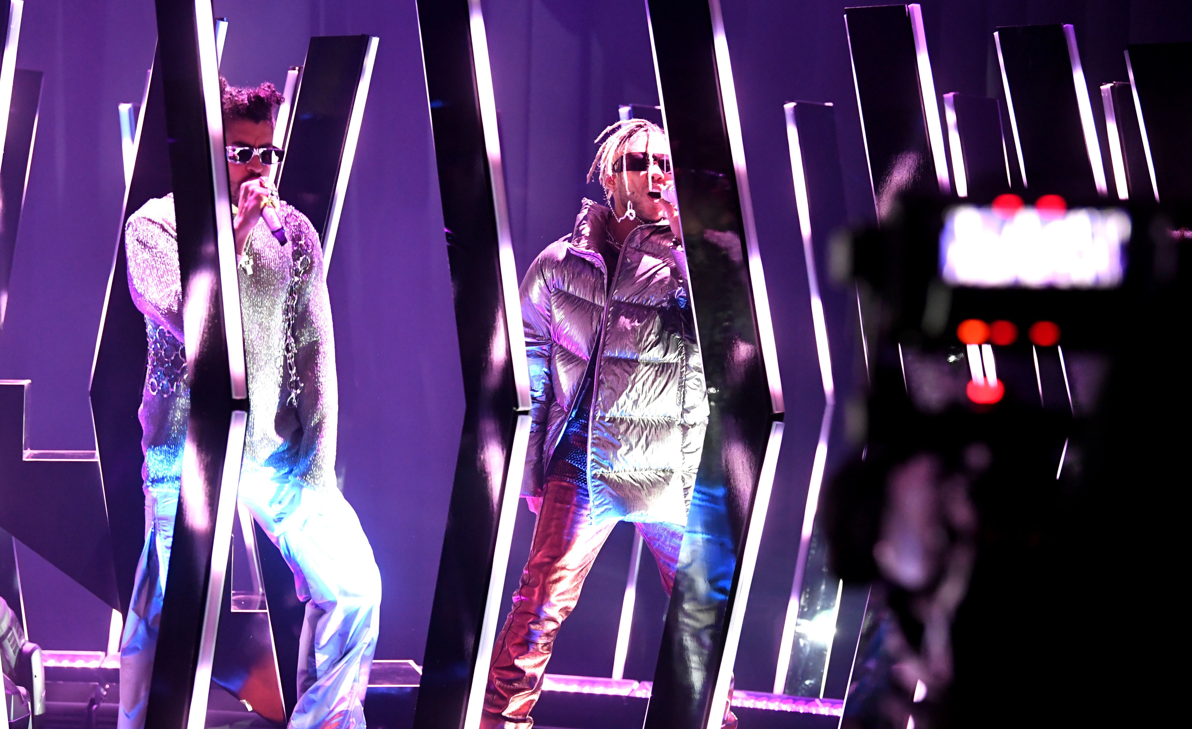 Bad Bunny y Jhay Cortez actuando en la ceremonia de los Premios Grammy.