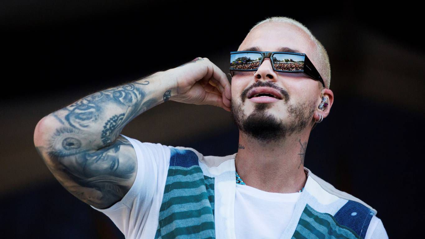 J Balvin actuando el año pasado en el New Orleans Jazz & Heritage Festival (Foto AP).