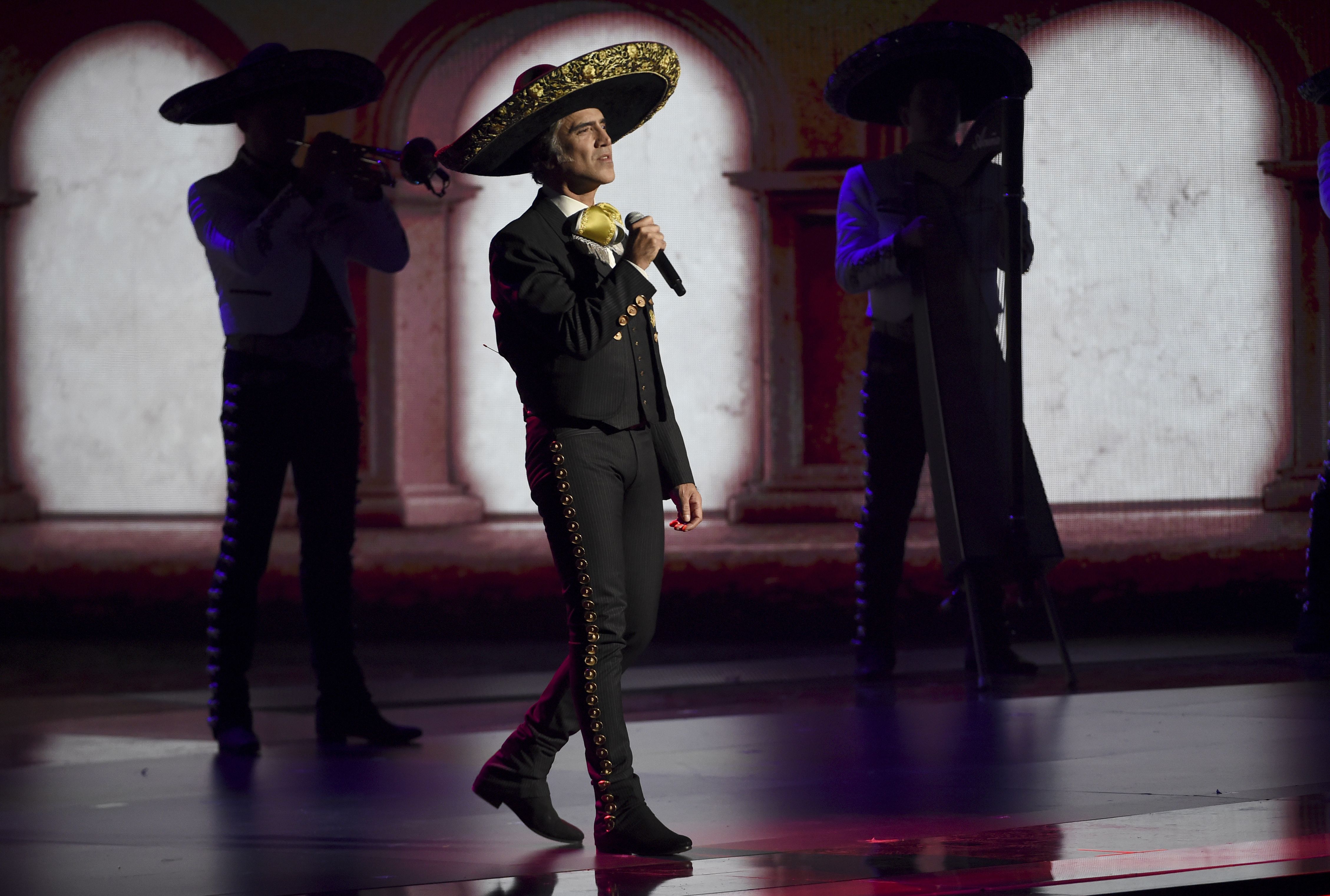 Alejandro Fernández interpreta un medley en la ceremonia de los Latin Grammy el 14 de noviembre de 2019 en Las Vegas (AP Foto/Chris Pizzello, Archivo)