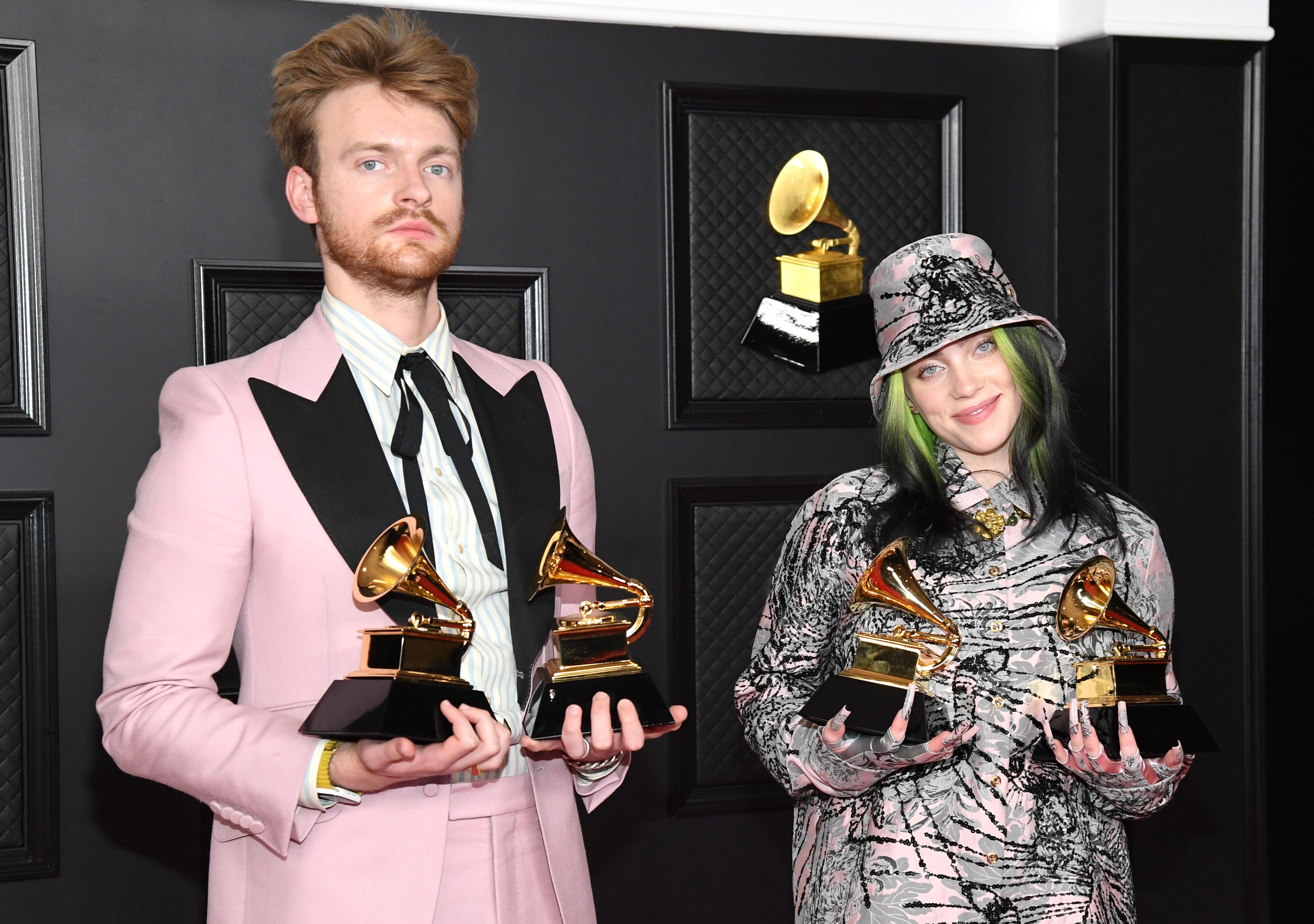 Billie Eilish y Finneas con el Grammy a la grabación del año por "Everything I Wanted" (Foto: EFE/EPA/KEVIN MAZUR)