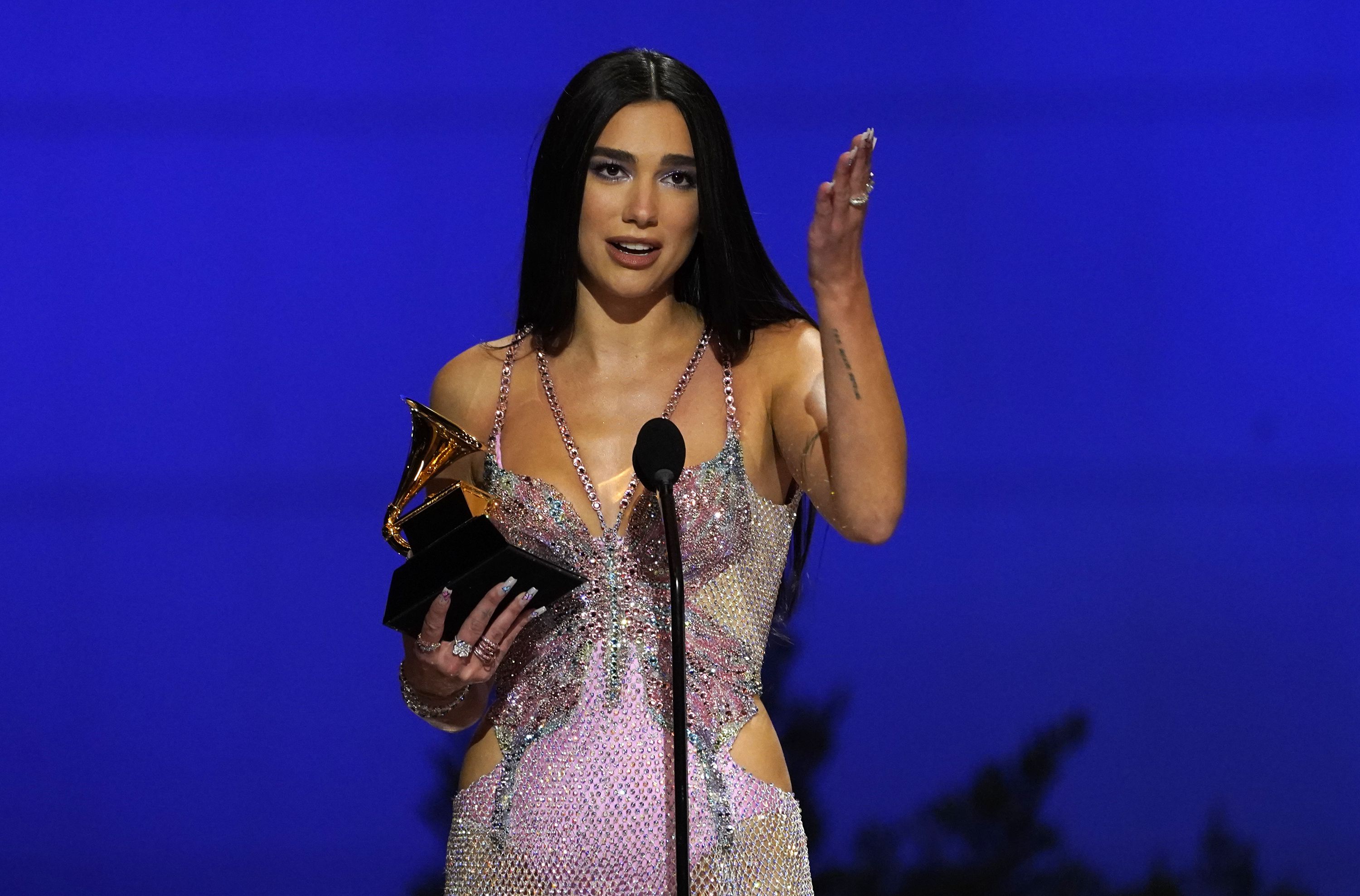 Dua Lipa recibe el Grammy al mejor álbum pop vocal por "Future Nostalgia" el domingo 14 de marzo de 2021 en Los Angeles. (AP Foto/Chris Pizzello)