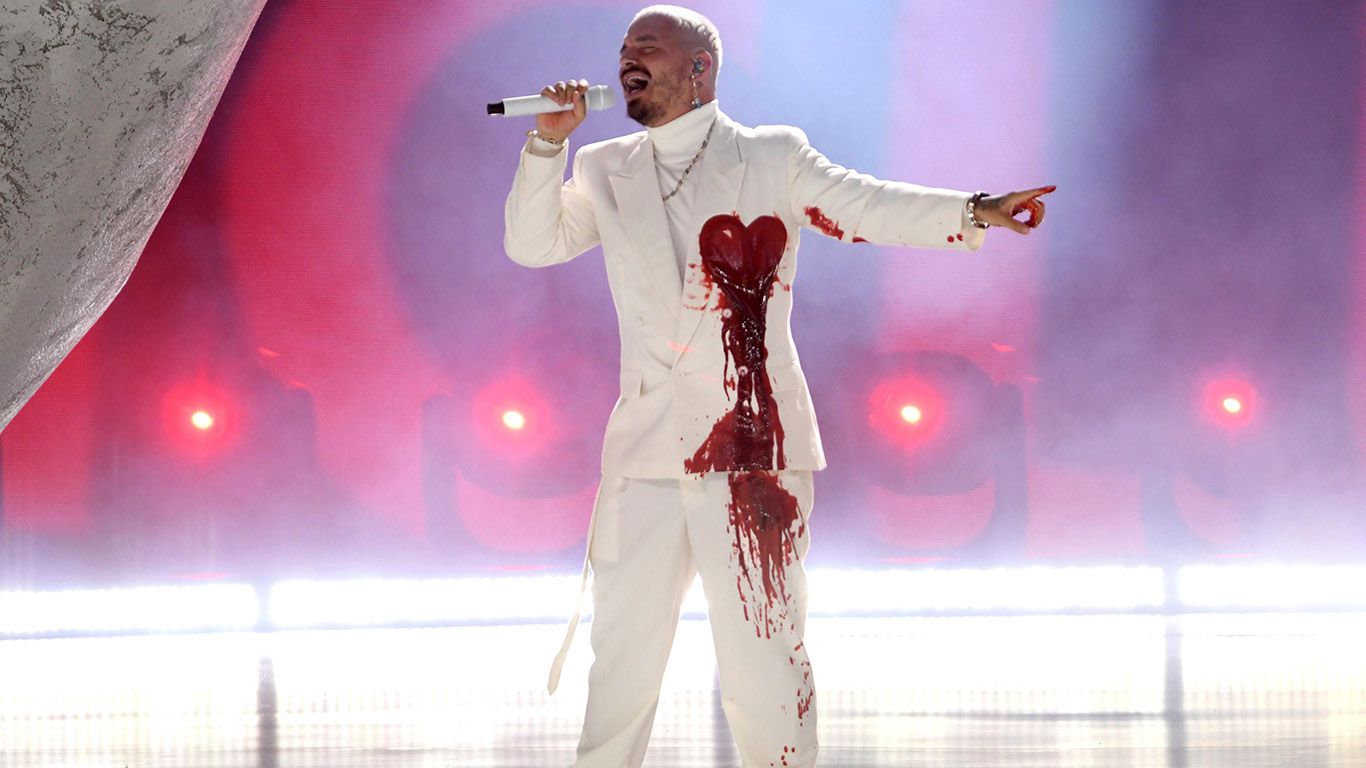 J Balvin actuando en los Latin Grammy Awards 2020 (Foto: AP).