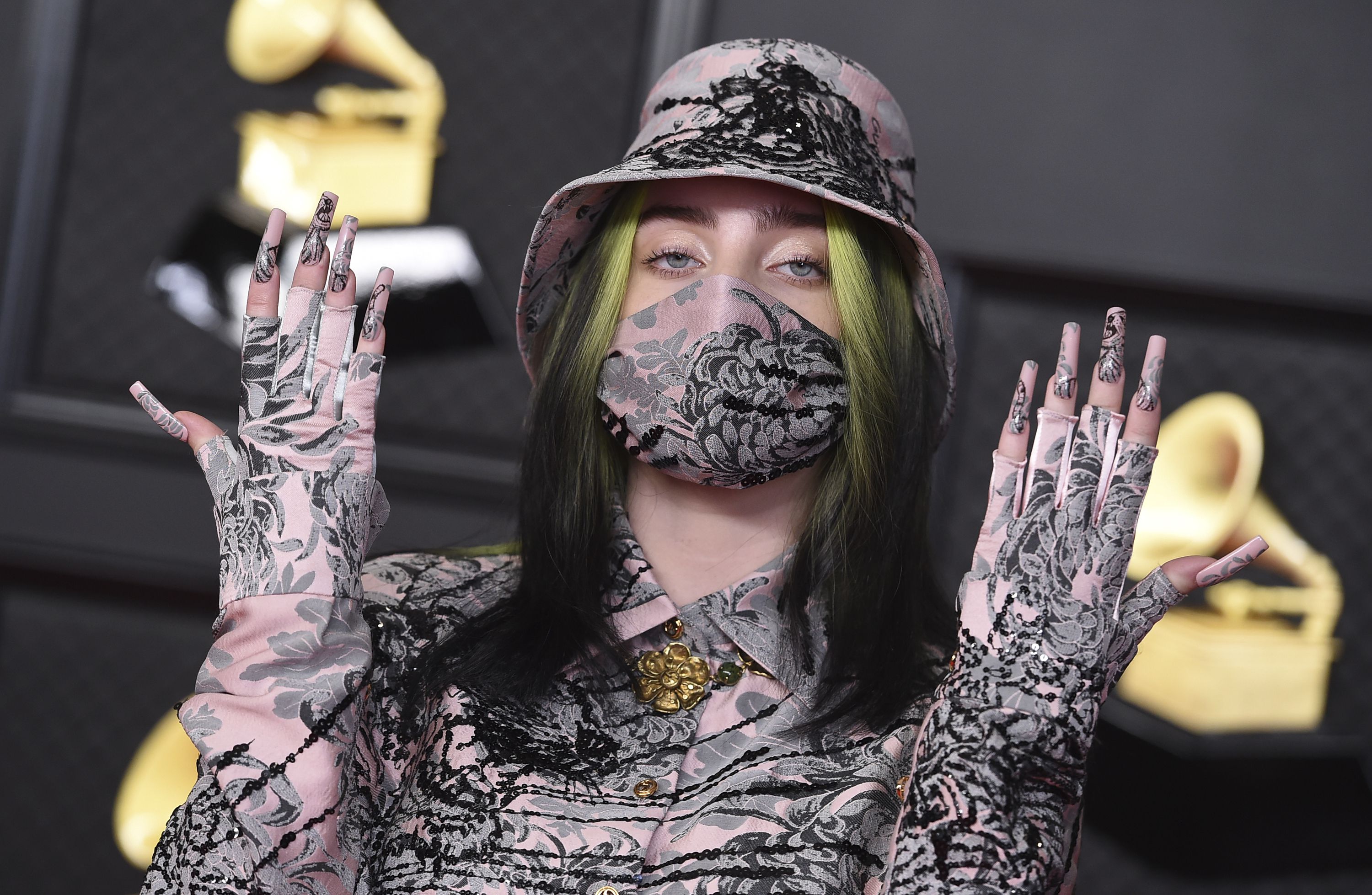 Billie Eilish llega a la 63a entrega anual de los Grammy en el Centro de Convenciones de Los Angeles el domingo 14 de marzo de 2021. (Foto Jordan Strauss/Invision/AP)