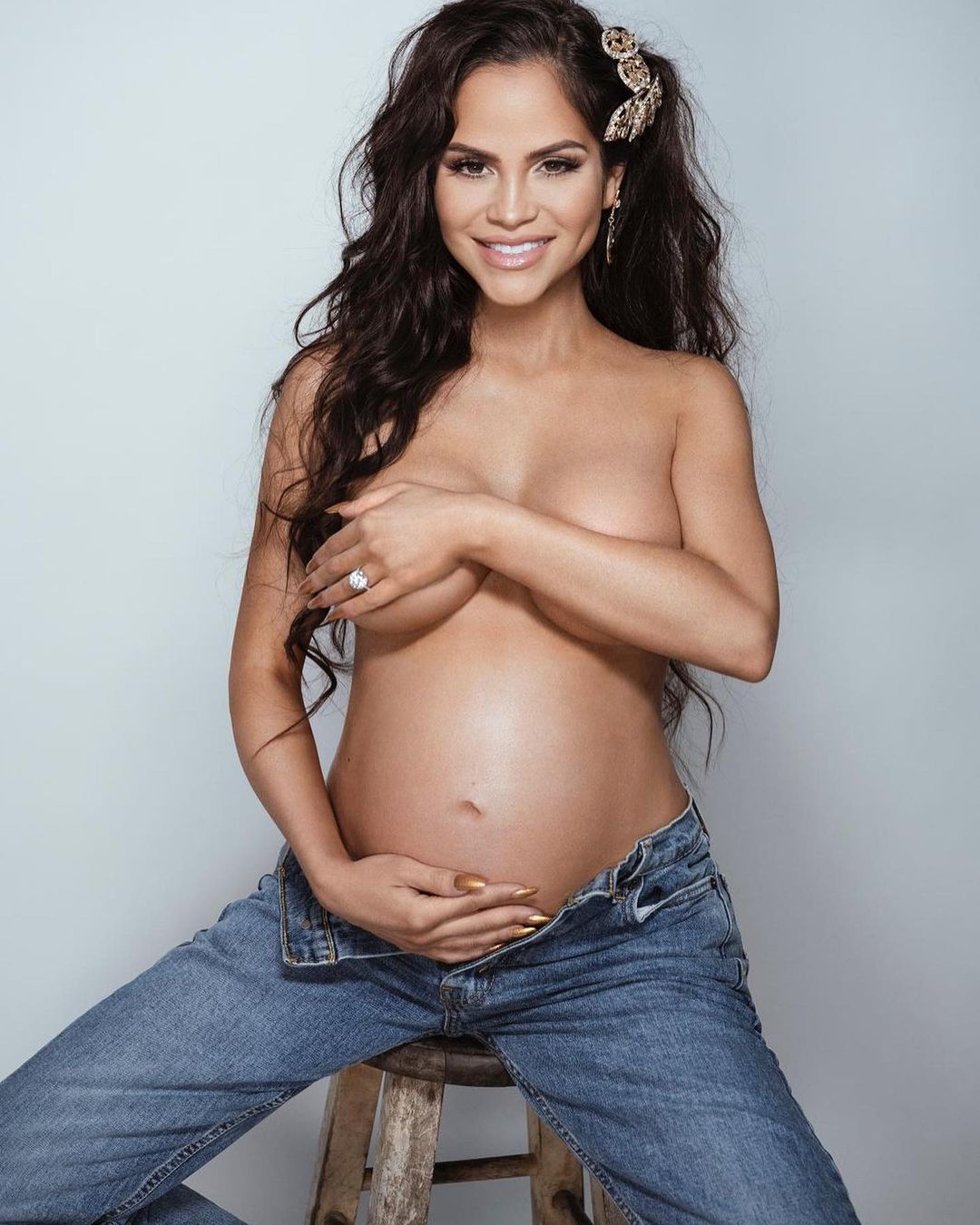 Natti Natasha, embarazada de seis meses. (Foto: People en español).