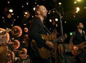 Chris Martin quiere poner emojis en los títulos de las nuevas canciones de Coldplay