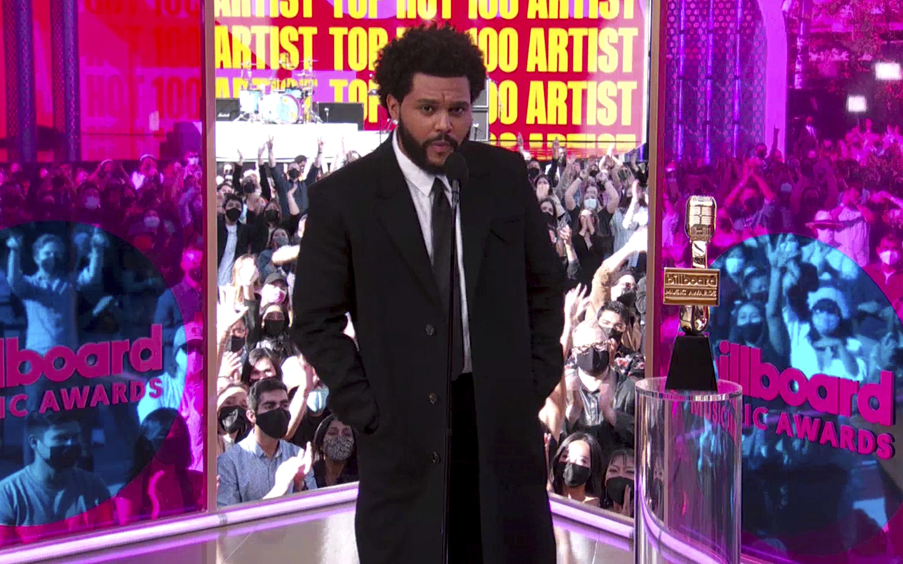 En esta imagen de video proporcionada por NBC, The Weeknd recibe el Premio Billboard de la Música al mejor artista Hot 100 el domingo 23 de mayo de 2021. (NBC via AP)