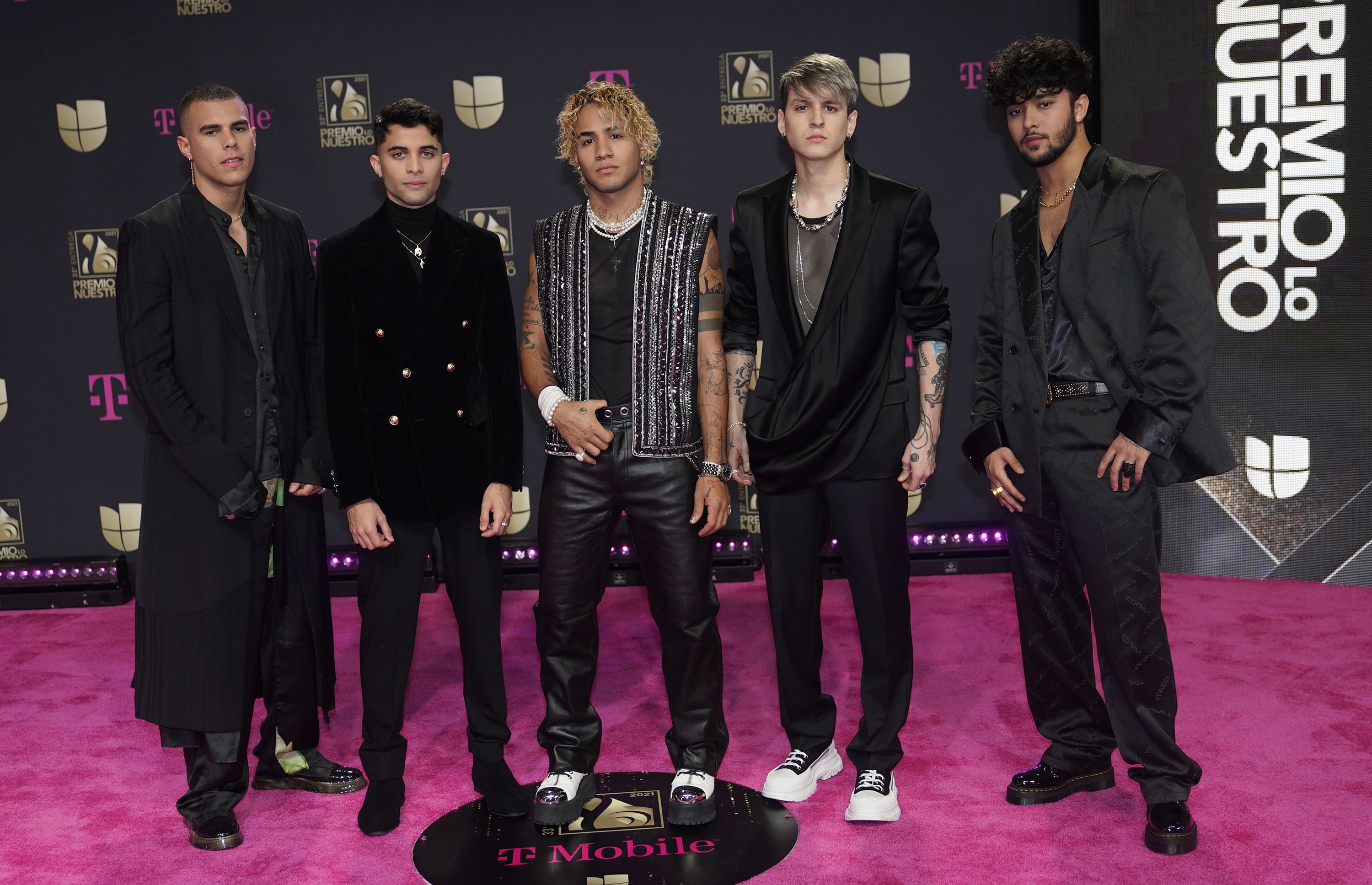 En esta foto de 18 de febrero de 2021, los miembros de CNCO posan al llegar al Premio Lo Nuestro en Miami. (Foto: Foto/Lynne Sladky, Archivo)