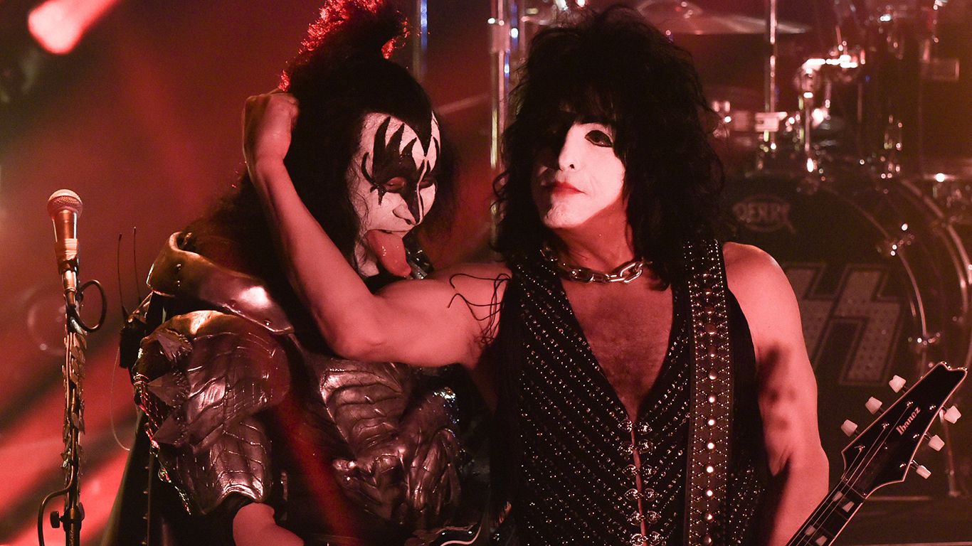 Gene Simmons y Paul Stanley, sobre el escenario (Foto-AP).