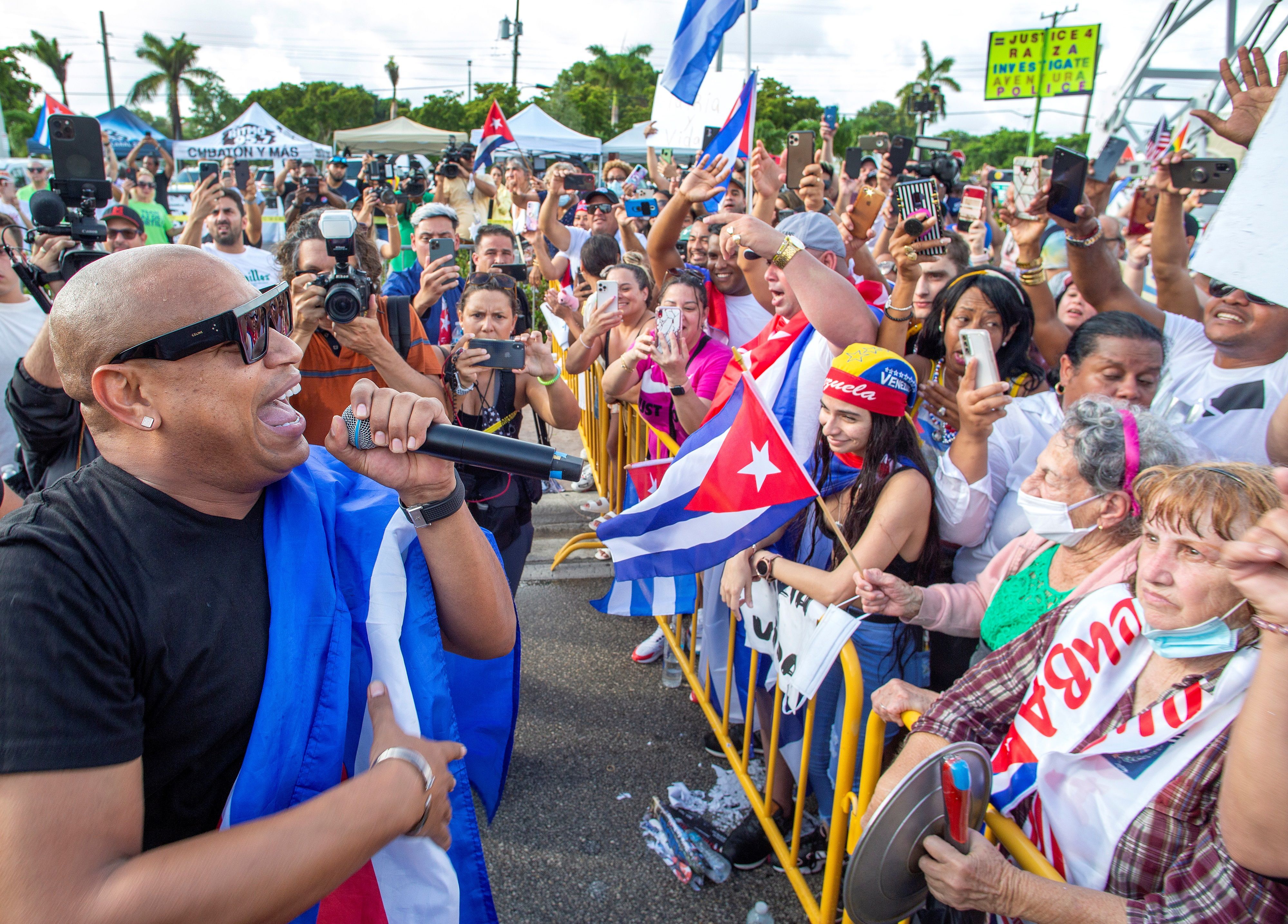 Alexander Delgado, cantante de Gente de Zona, cantando "Patria y vida" en Miami (Foto: EFE).
