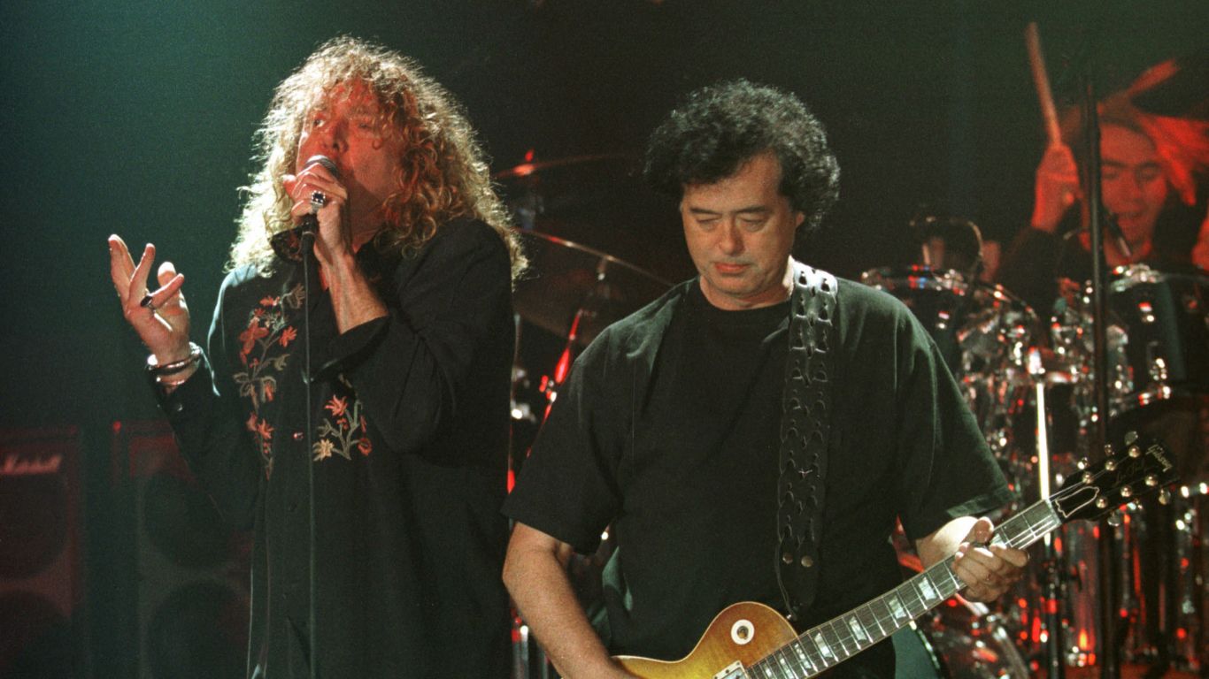 Robert Plant y Jimmy Page, en el centro del escenario, en un recital de 1998 (Foto: AP/Murad Sezer).