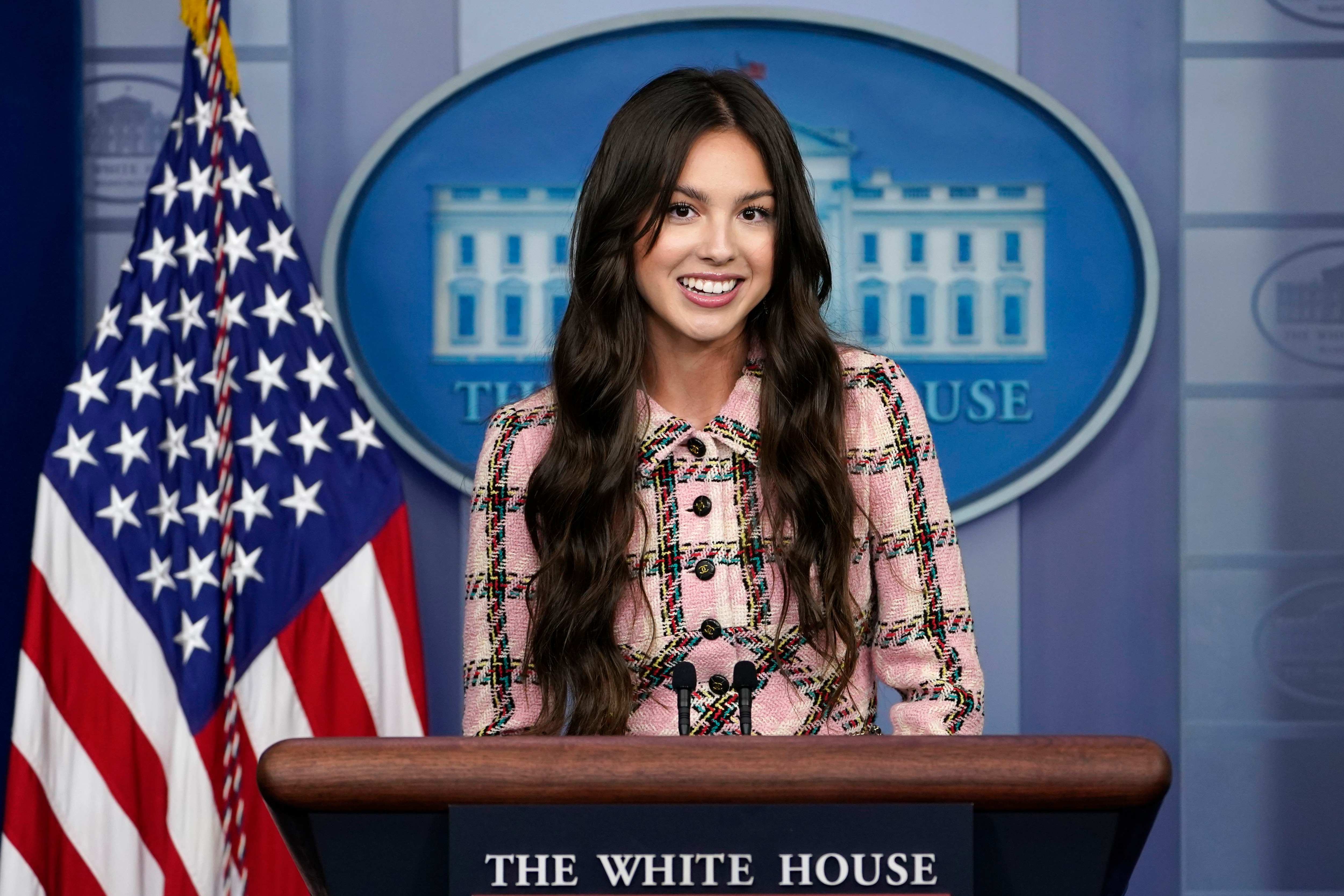 La cantante pop Olivia Rodrigo participa en la conferencia de prensa de la Casa Blanca el miércoles 14 de julio de 2021 en Washington. Rodrigo estaba en la Casa Blaca para filmar un anuncio para promover la vacunación contra el COVID-19 entre los jóvenes. (AP Foto/Susan Walsh)