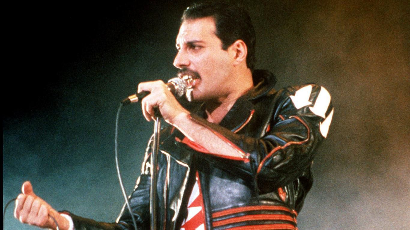 Freddie Mercury, actuando con Queen en 1985. Su Ascendente en Leo lo hizo ser uno de los artistas más excéntricos de la historia. (Foto: AP/Gill Allen).