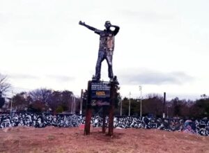 Cómo se hizo el primer monumento para el Indio Solari: está en Ramos Mejía y los fans se acercaron para sacarse fotos