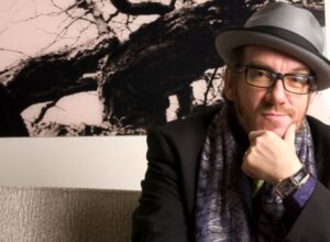 Un disco histórico de Elvis Costello es adaptado al castellano con las voces de Fito Páez, Juanes, Jorge Drexler, Luis Fonsi y Sebastián Yatra, entre otros