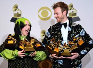 Finneas, hermano de Billie Eilish, fue nombrado mejor compositor del año