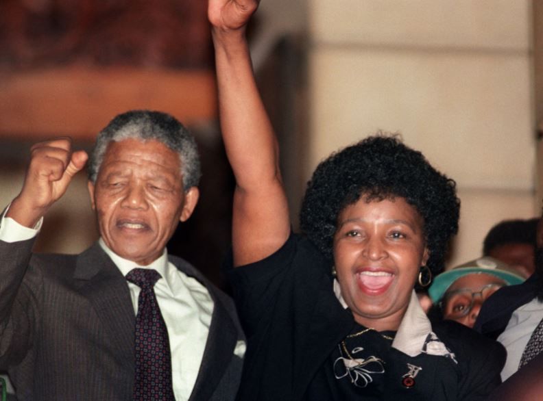 Winnie junto a Nelson Mandela, en 1990 (Foto: AFP).