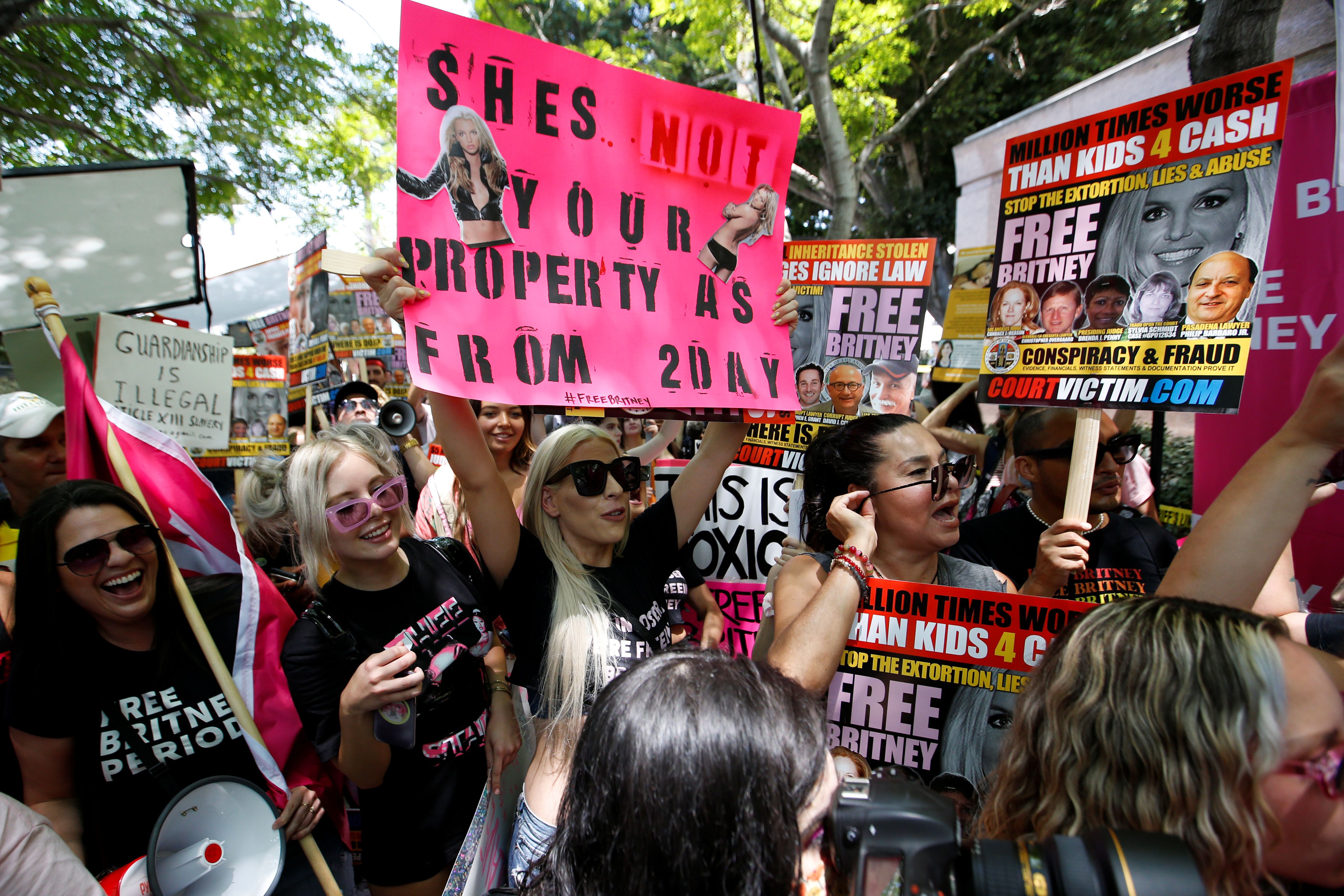 Fans brindando su apoyo a la cantante (Foto: REUTERS/Mario Anzuoni)