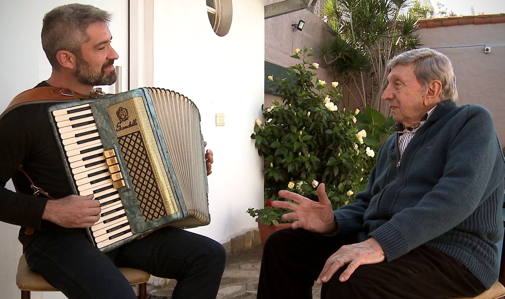 Crespo tocando una canción junto a Landriscina (Foto: prensa).