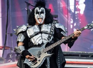 Gene Simmons pidió que las vacunas contra el coronavirus sean obligatorias por ley y apuntó contra los políticos