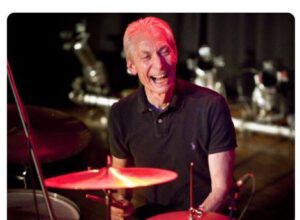 Una imagen que vale mil palabras: la despedida de Mick Jagger a Charlie Watts