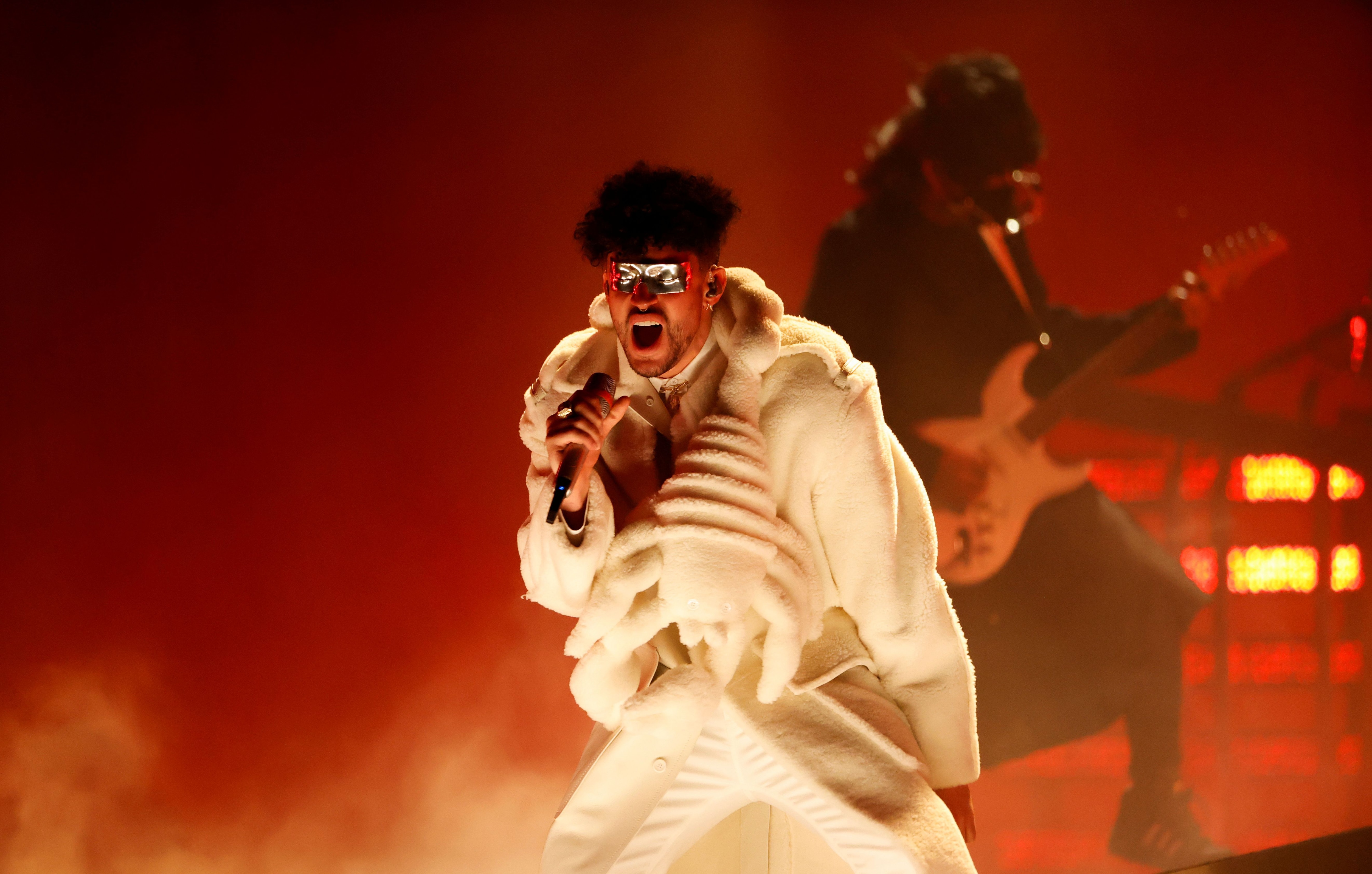 Bad Bunny actuando en la última entrega de los premios Billboard (Foto: REUTERS/Mario Anzuoni)