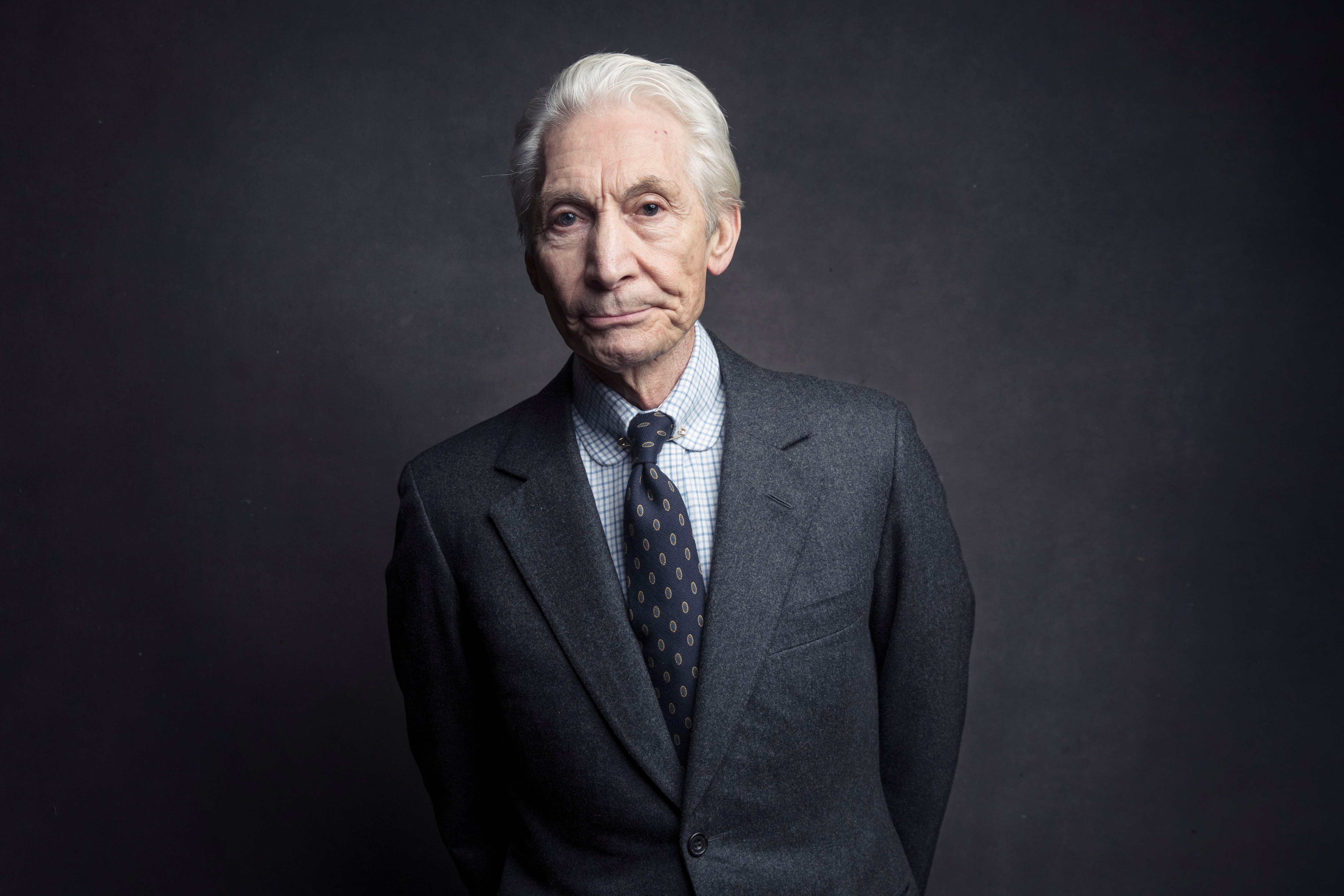 ARCHIVO - Charlie Watts, baterista de los Rolling Stones, posa el 14 de noviembre de 2016 en Nueva York. Watts murió el martes 24 de agosto de 2021 en un hospital en Londres rodeado por su familia, dijo su publicista, Bernard Doherty. Tenía 80 años. (Foto por Victoria Will/Invision/AP, Archivo)