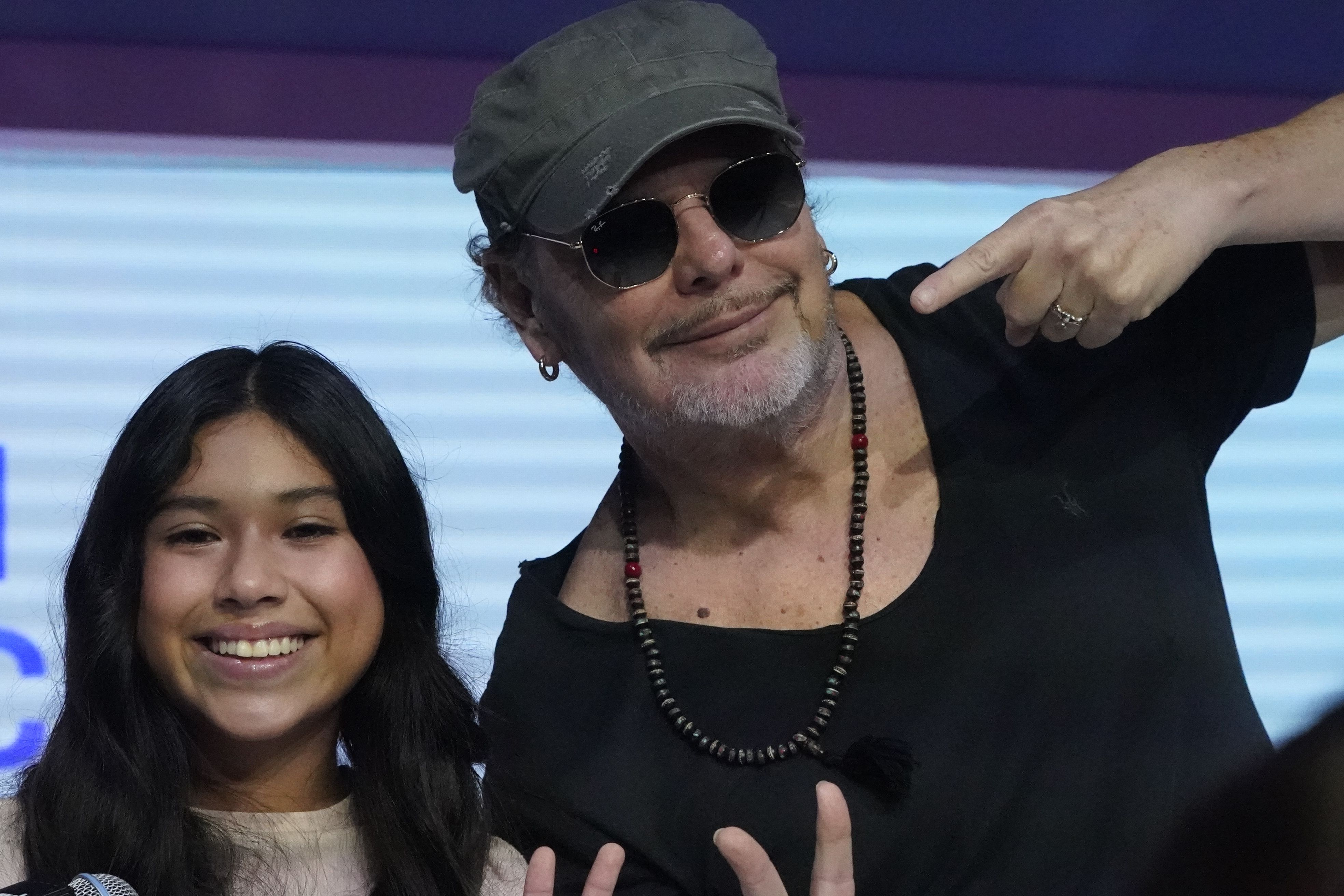 Fher Olvera del grupo Maná, a la derecha, y la cantante Mabel posan tras una conferencia de la Semana de la Música Latina de Billboard el miércoles 22 de septiembre de 2021 en Miami Beach, Florida. (AP Foto/Wilfredo Lee)