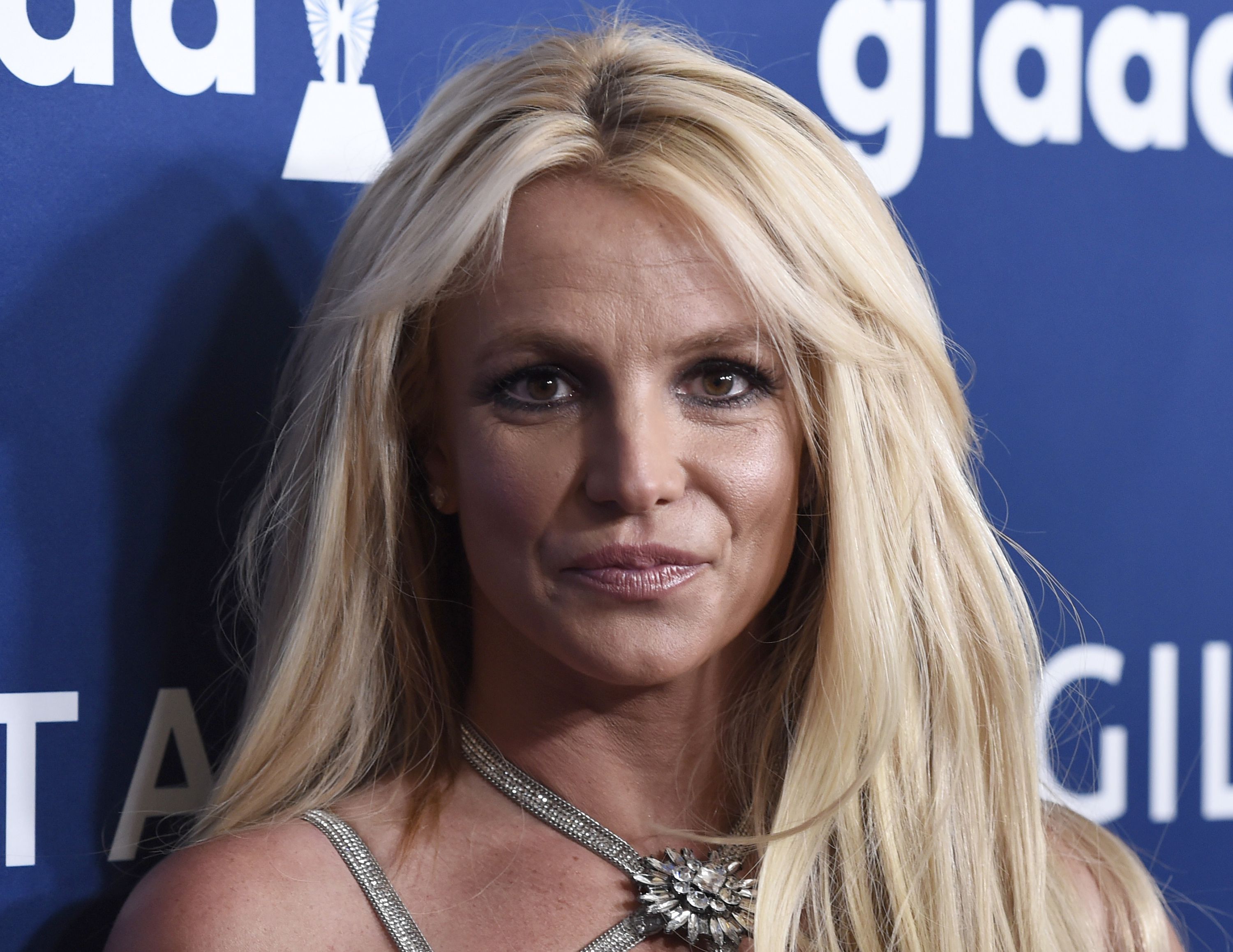 ARCHIVO - Britney Spears llega a la 29a entrega anual de los premios GLAAD Media el 12 de abril de 2018 en Beverly Hills, California. Las autoridades investigan a Spears por el delito menor de agresión después de que una integrante de su personal doméstico dijo que la cantante la golpeó. La oficina de policía del condado de Ventura dijo el jueves 19 de agosto de 2021 que los oficiales fueron a la casa de Spears después de que la empleada reportó una disputa ocurrida el lunes por la noche. (Foto Chris Pizzello/Invision/AP, archivo)