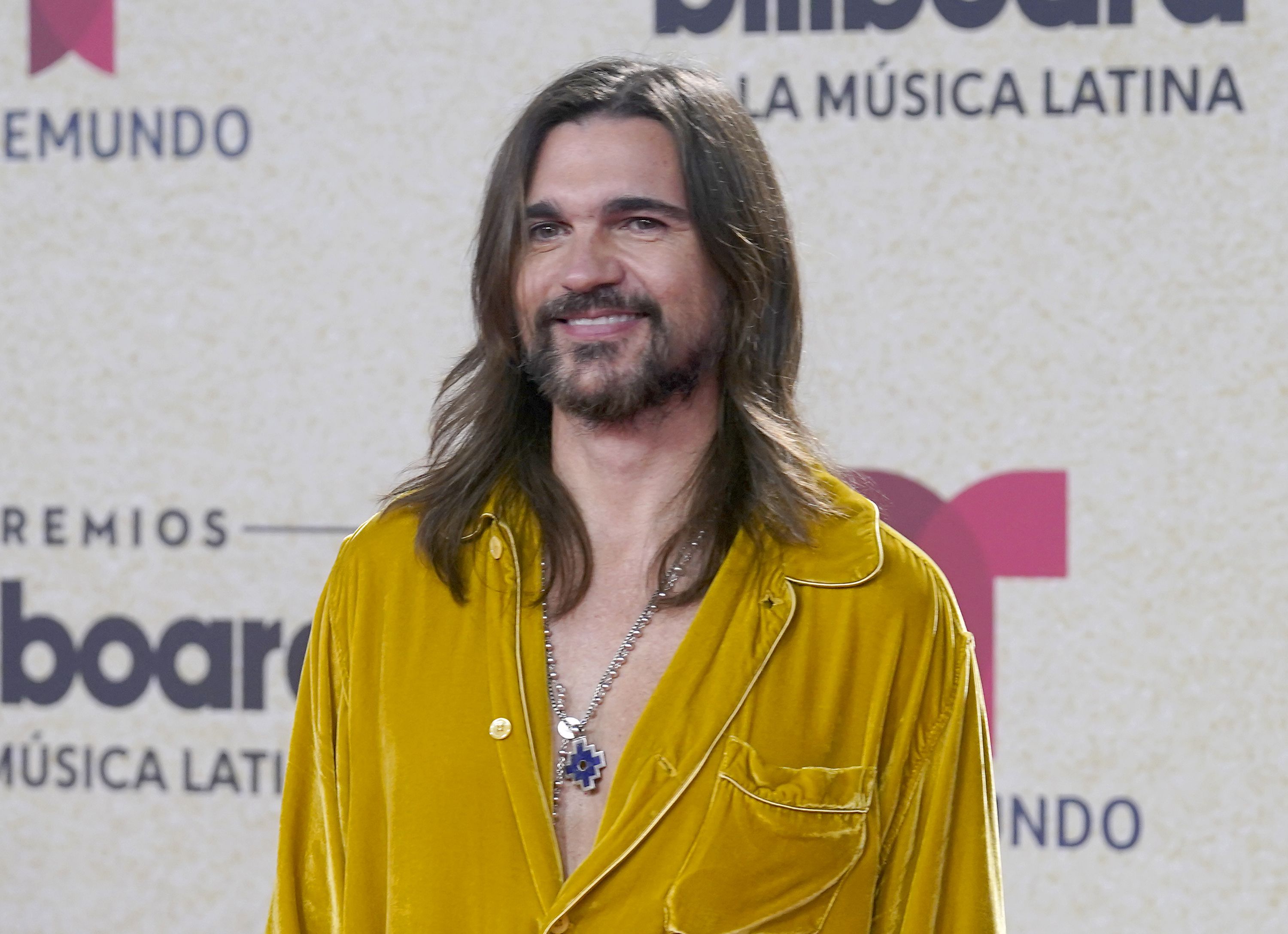 Juanes llega a los Premios Billboard de la Música Latina el jueves 23 de septiembre de 2021 en el Watsco Center en Coral Gables, Florida. (Foto AP/Marta Lavandier)