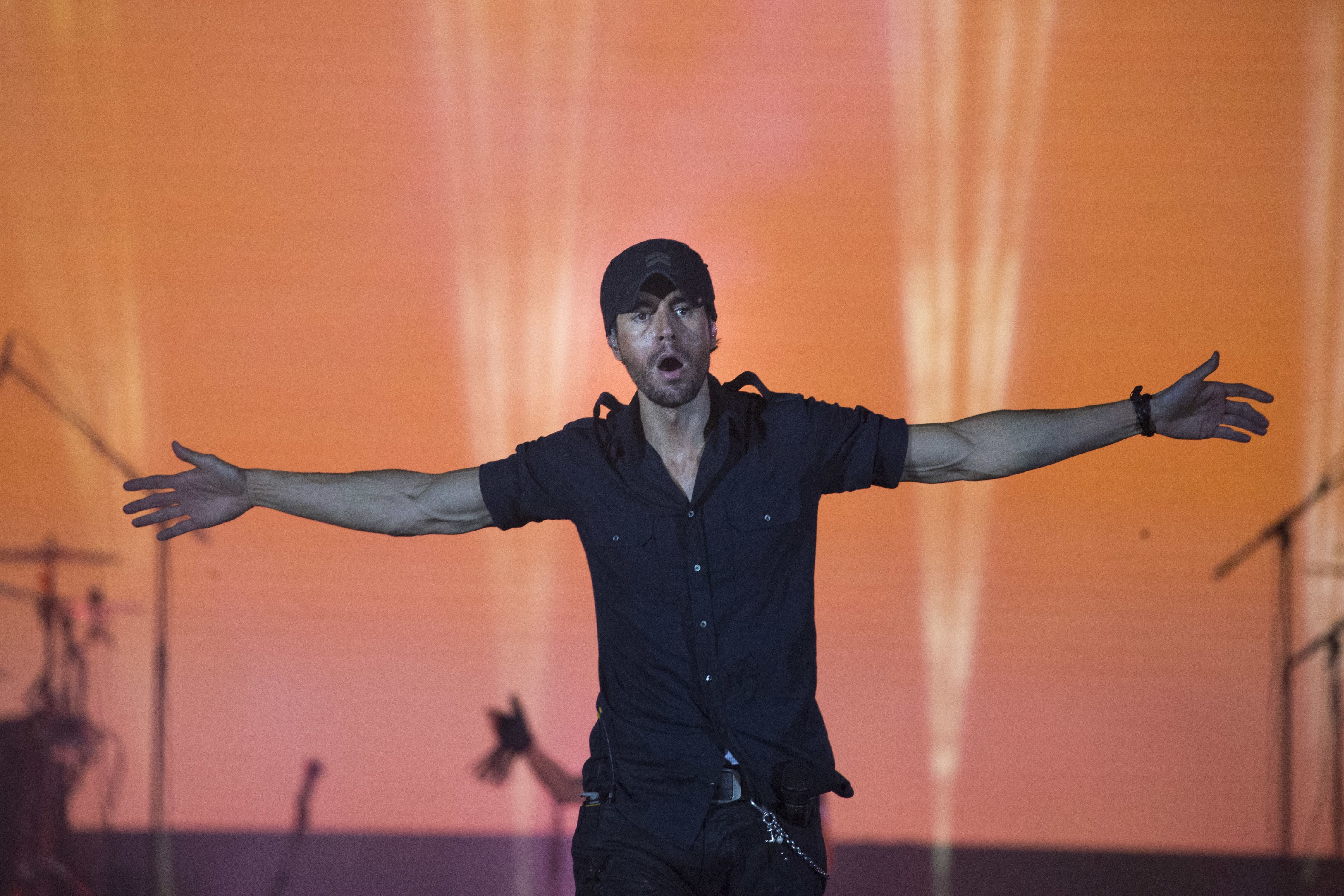 ARCHIVO - Enrique Iglesias durante un concierto en Tel Aviv, Israel, el 27 de mayo de 2018. Iglesias dijo el 9 de septiembre de 2021 que lanzará su álbum "Final" el 17 de septiembre.(Foto AP/Ariel Schalit, archivo)