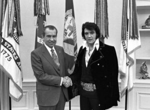 Richard Nixon le habría pedido a Elvis Presley que espiara a John Lennon