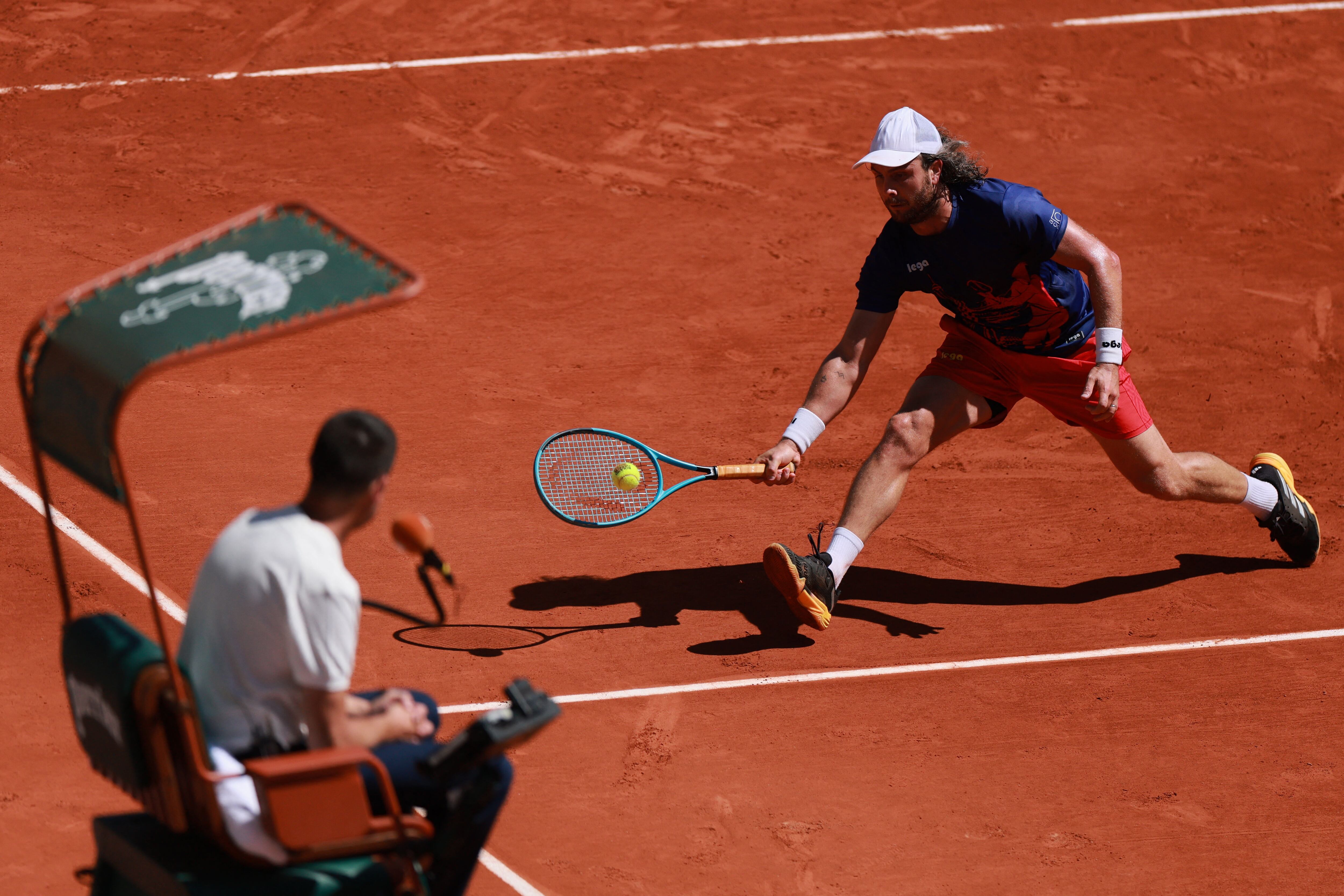 Marco Trungelliti no pudo con Karen Khachanov y fue eliminado. Pese a que el santiagueño dio batalla y casi logra forzar el quinto set, el ruso se impuso por 7-6, 5-7, 6-1 y 7-5. (REUTERS/Stephanie Lecocq)