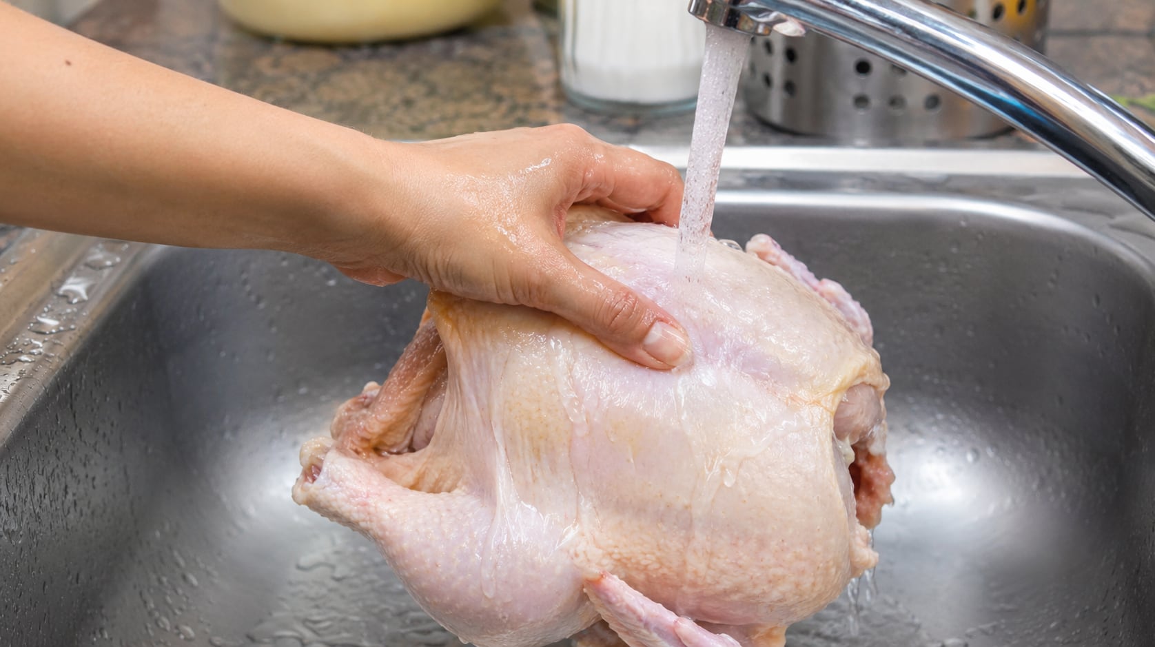 Los carniceros aconsejan no lavar el pollo. (Imagen ilustrativa generada con IA)