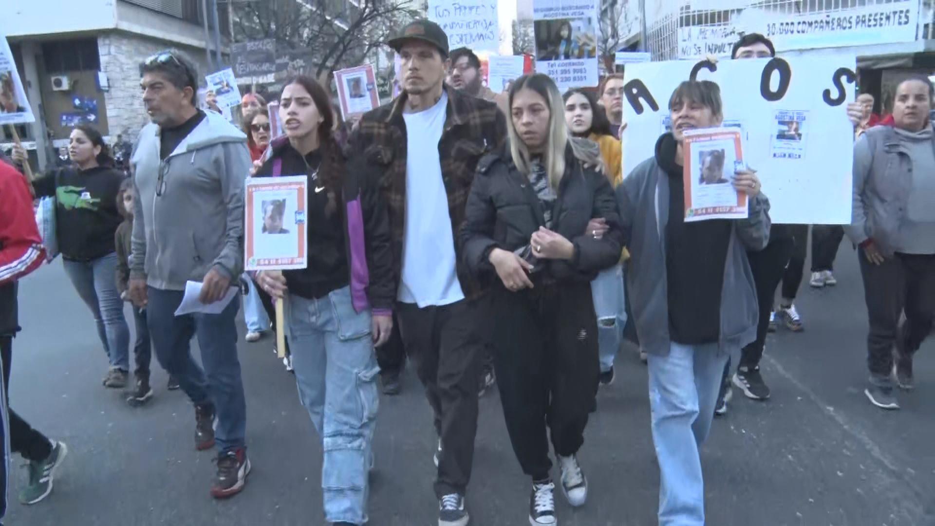 La madre de Agostina encabeza una nueva marcha para pedir por su inmediata aparición. (Foto: TN)