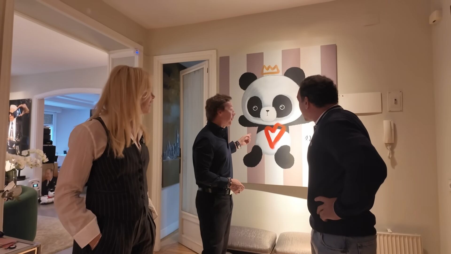 Algunas obras de arte de la casa donde vivieron Valeria Mazza y Alejandro Gravier en Madrid. Foto: Captura YouTube Agustín Creevy
