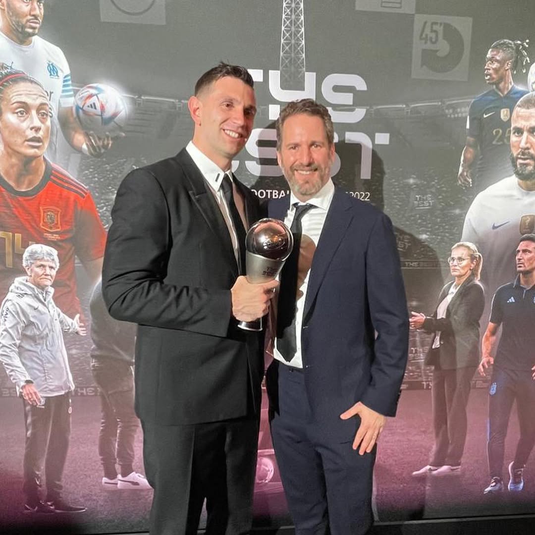 Martin Ink junto a Dibu Martínez en los premios 'The Best' de la FIFA. (Martin Ink ig)