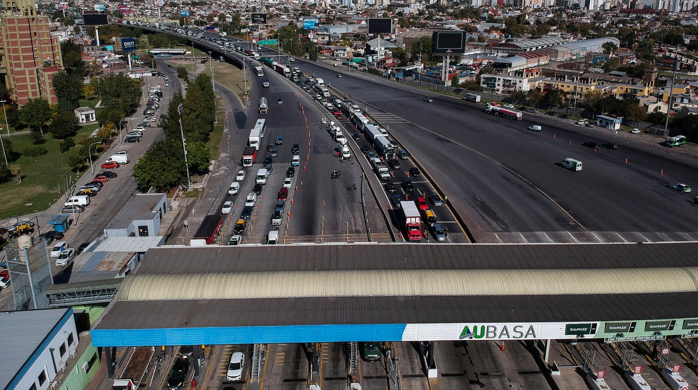 Un conductor de 41 años fue detenido este martes en la autopista Buenos Aires-La Plata después de ser detectado circulando alcoholizado a alta velocidad. (Foto: Claudio Fanchi / Télam)