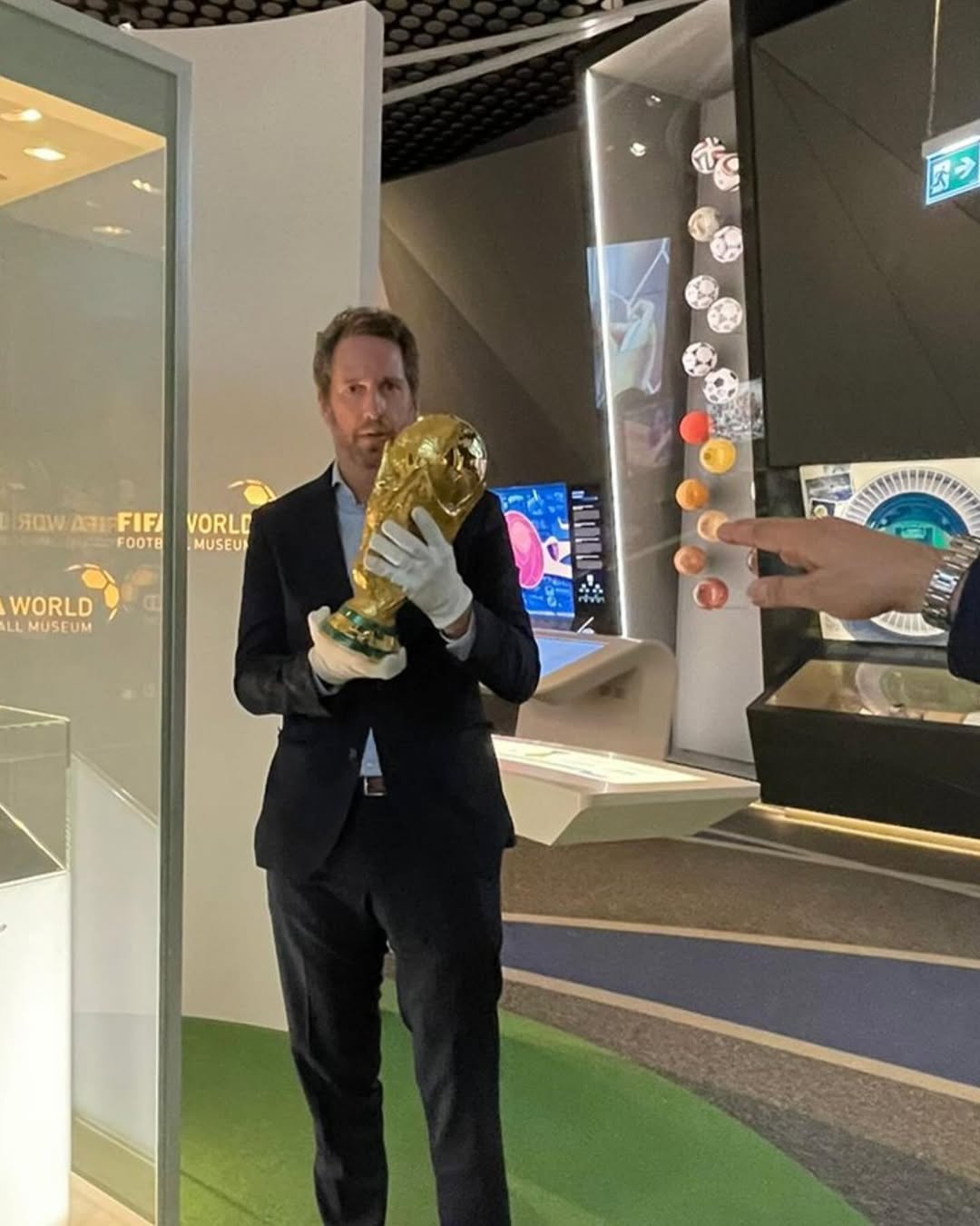 Martín Ink sostiene la Copa del Mundo. (Martín Ink IG)