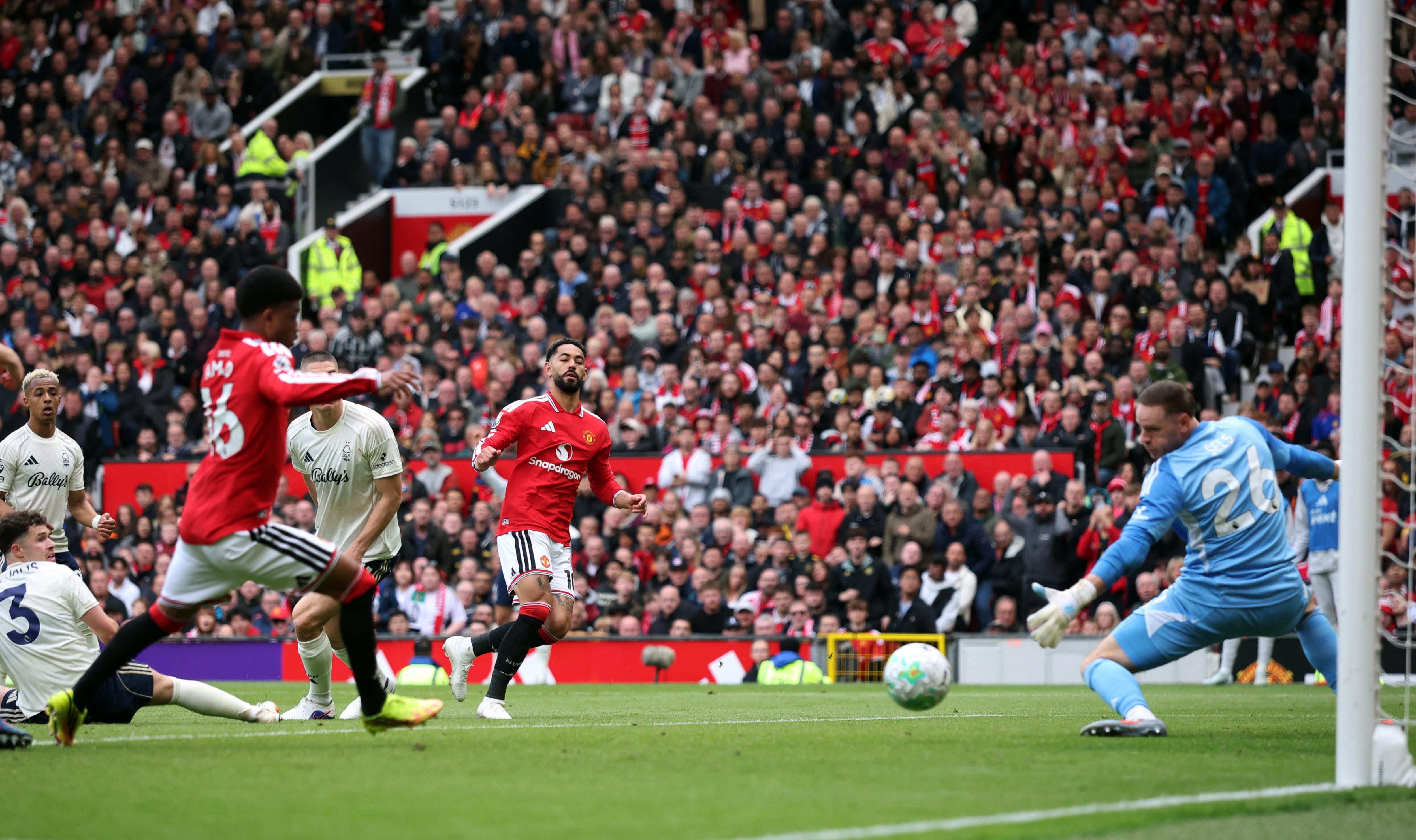 Man. United vs Nottingham por la fecha 37 de la Premier League del 2026.