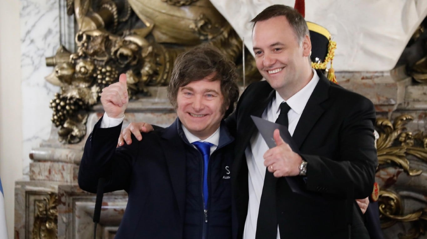 El presidente Javier Milei junto al jefe de Gabinete, Manuel Adorni, en Casa Rosada. (Foto: Presidencia)
