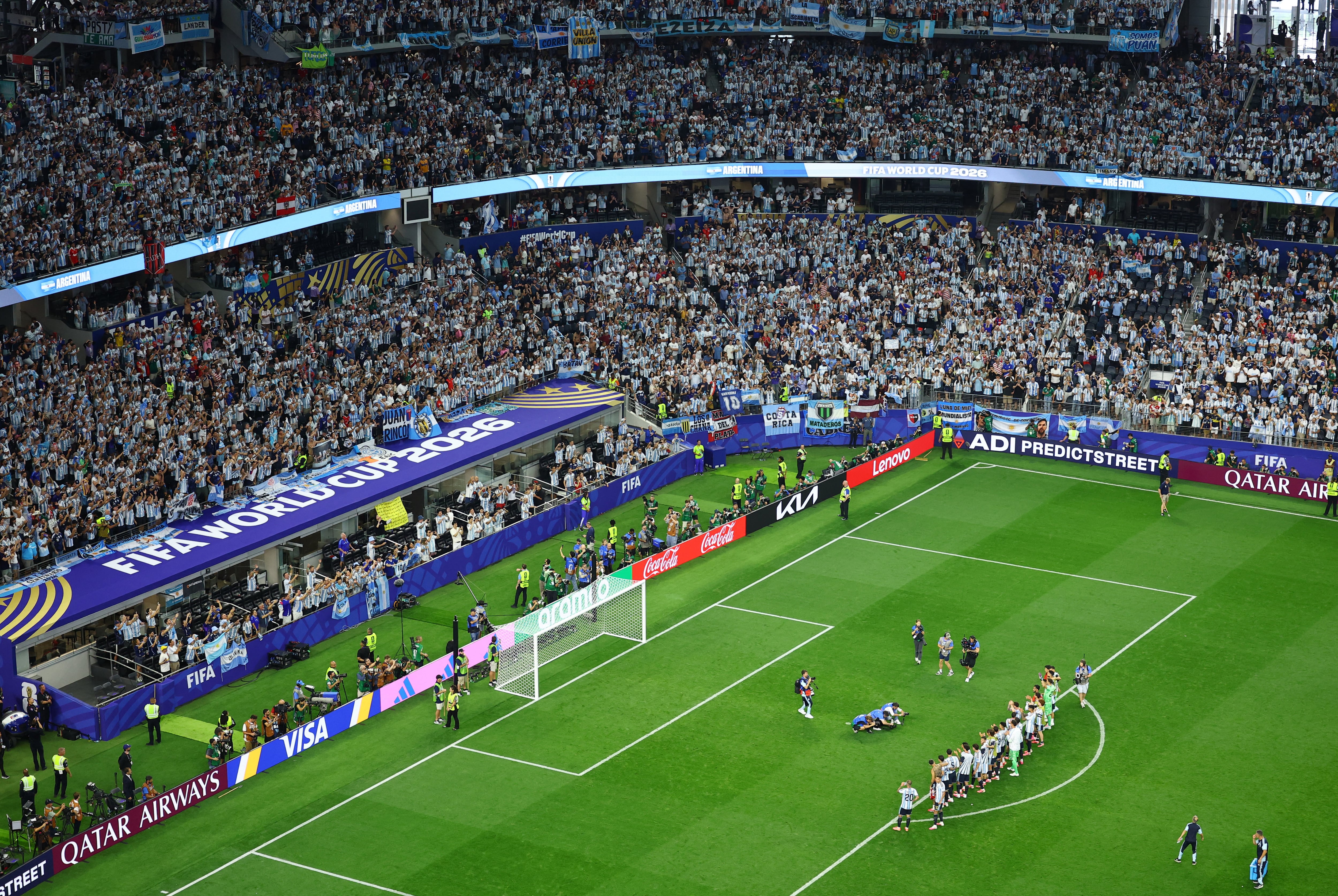 Fiel al estilo argentino, estos cuatro hinchas intentaron colarse de diferentes maneras para ver el partido de la Selección argentina ante Austria, hecho que fue rapidamnete detectado por la seguridad del estadio, que inmediatamente los detuvo. (REUTERS/Issei Kato)