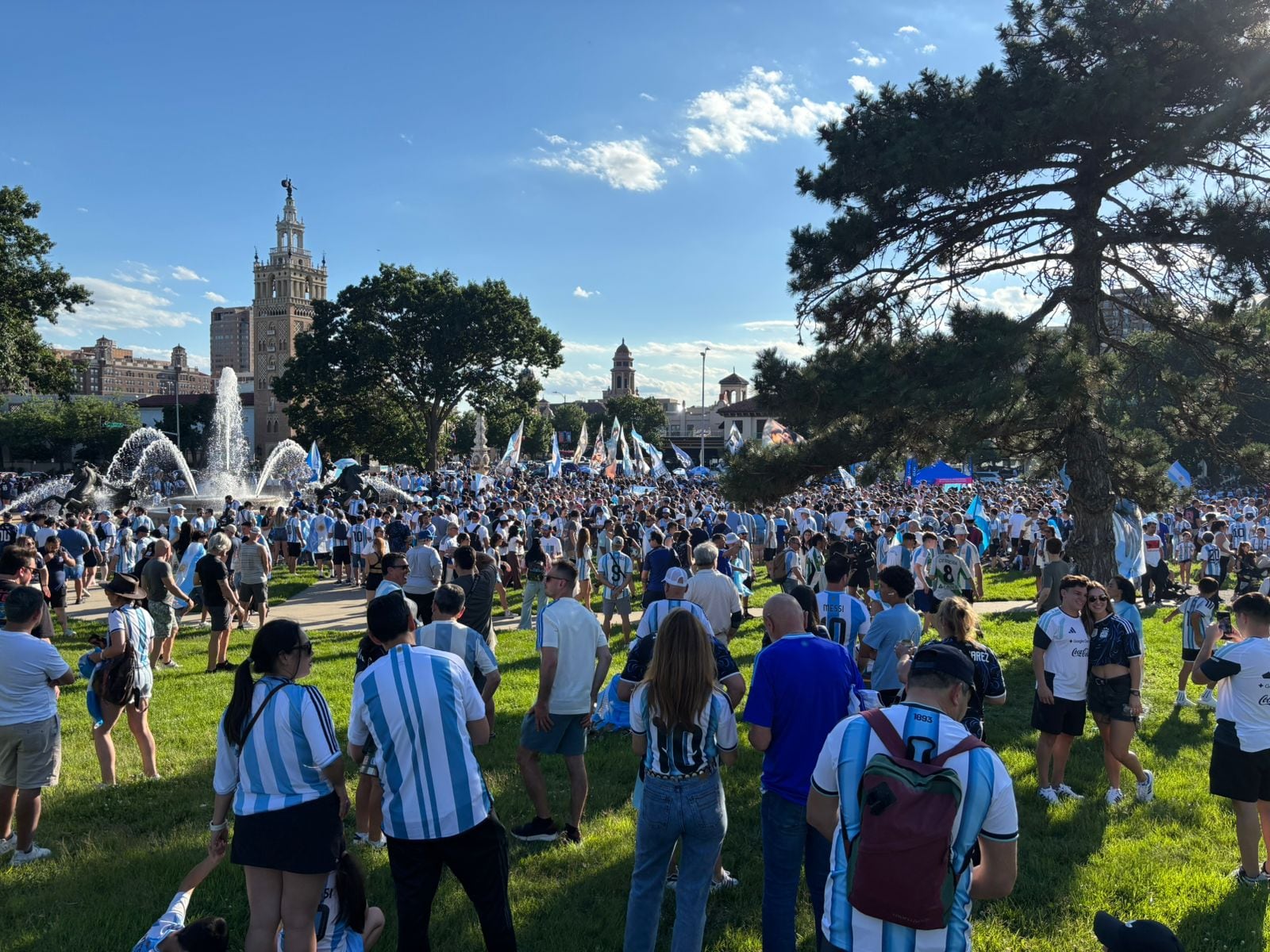 El multitudinario banderazo de los hinchas argentinos en Kansas. (Foto: TN / Daniela Lichinizer)