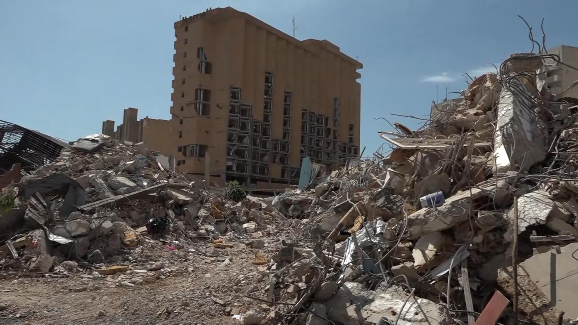 Edificios colapsados tras los terremotos en Venezuela, mientras al fondo se observa una estructura que aún permanecen en pie. (Foto: captura TN).